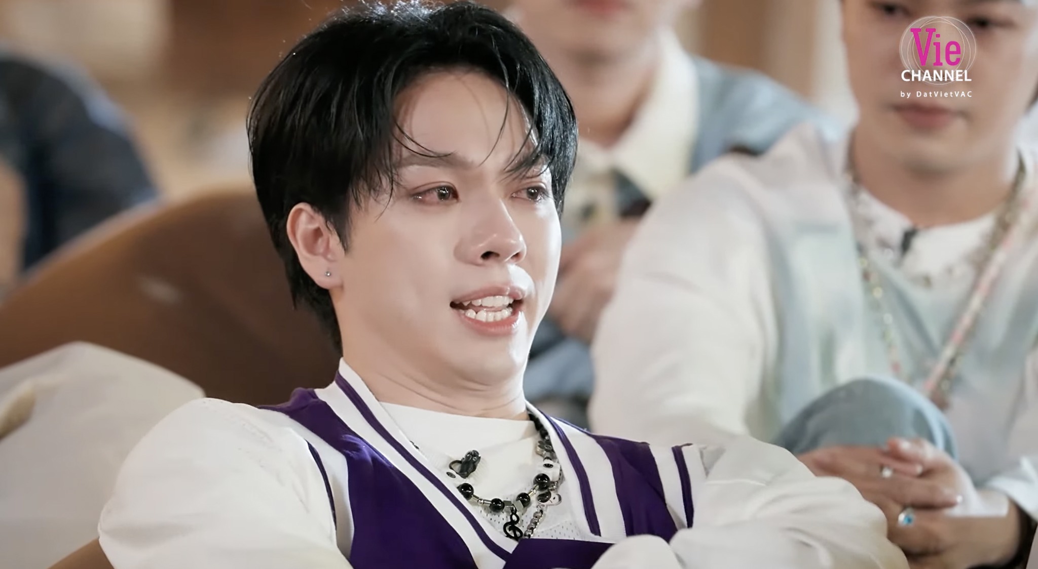 Anh trai say hi hay anh trai mít ướt? - Ảnh 4. Chuyện gì đang xảy ra khi cả dàn Anh trai say hi viral vì khóc? - Ảnh 4.