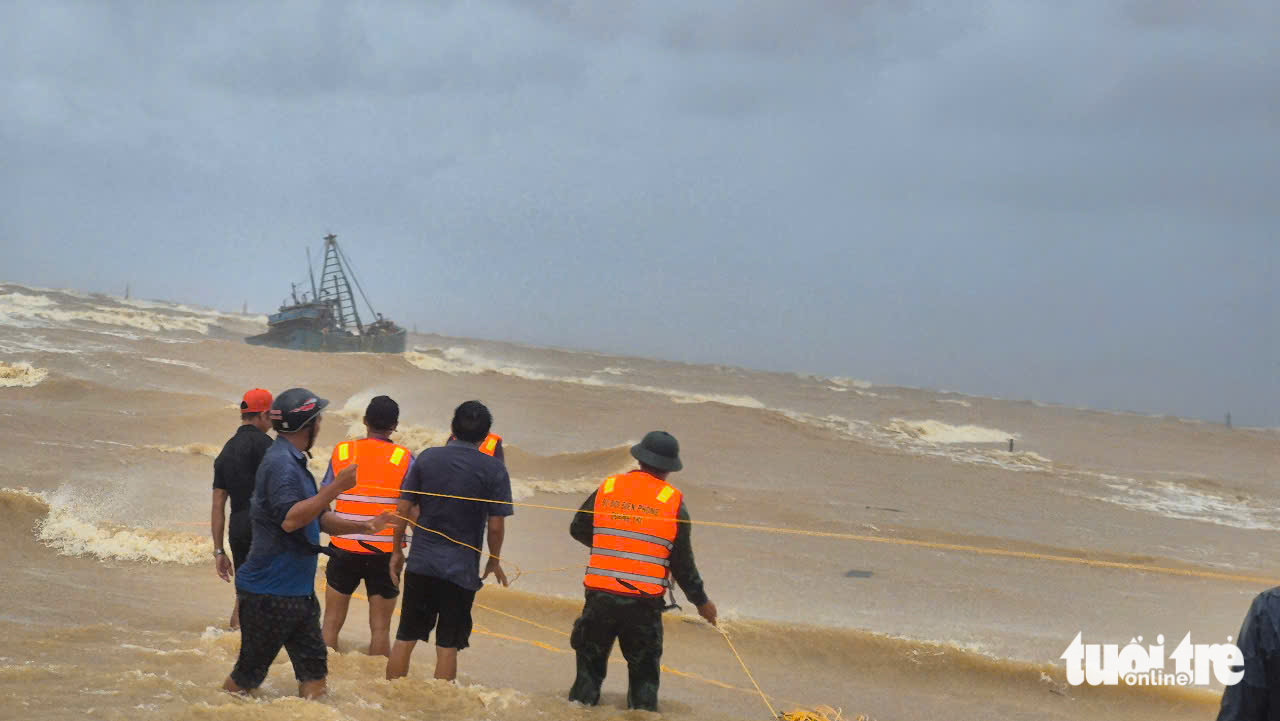 Chìm tàu ở vùng biển ven bờ, đã cứu được 8 người - Ảnh 1.