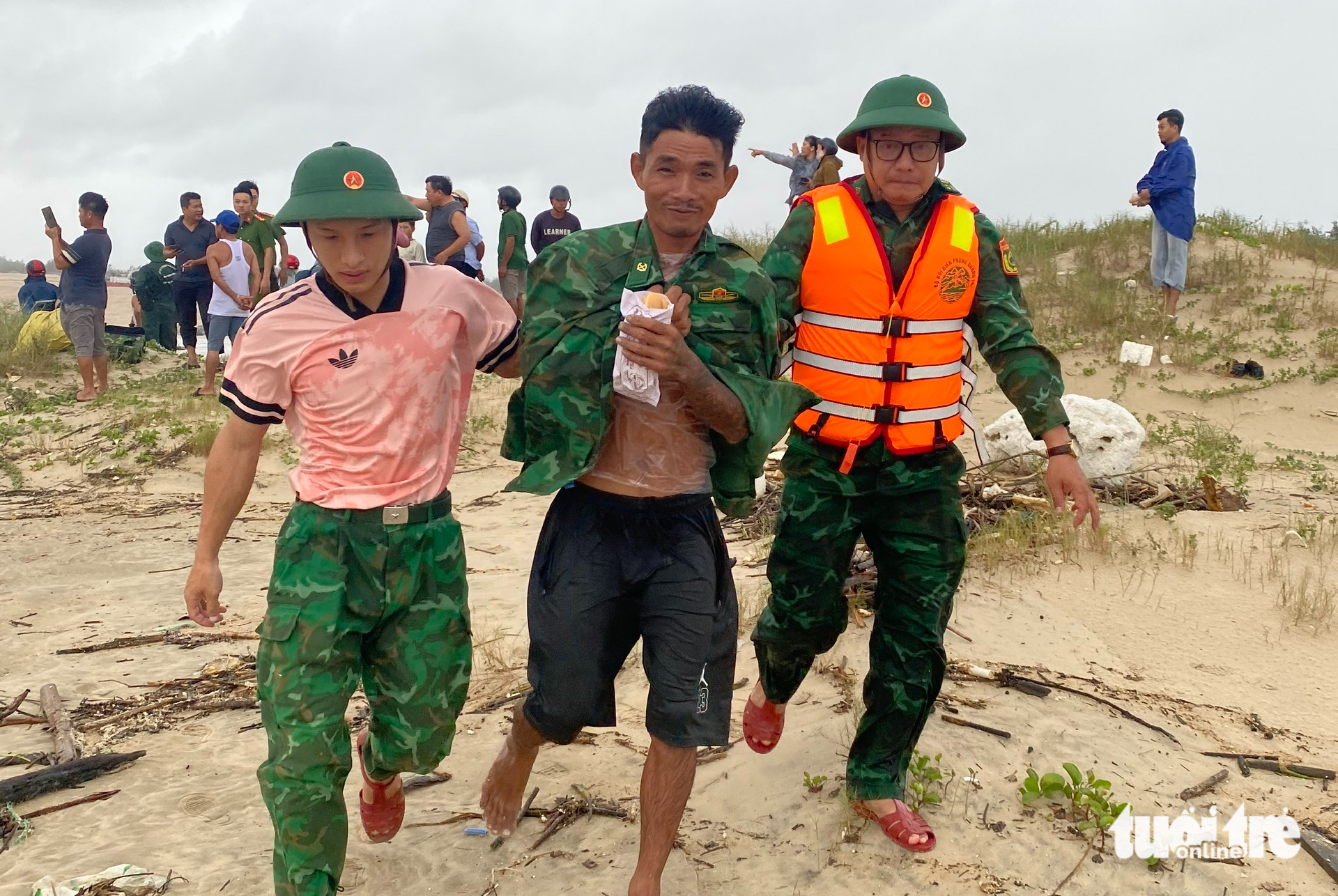 Chìm tàu ở vùng biển ven bờ, đã cứu được 8 người - Ảnh 2.