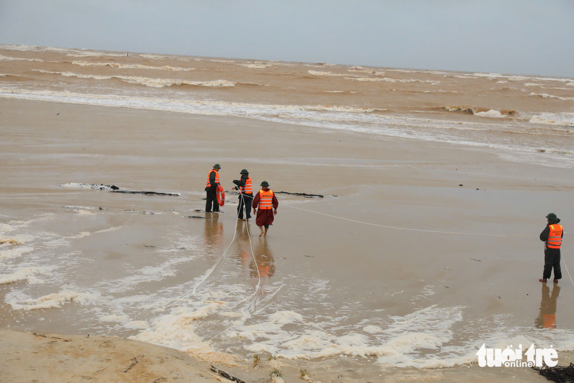 កប៉ាល់លិចក្នុងទឹកឆ្នេរសមុទ្រ មនុស្ស៨នាក់ត្រូវបានគេជួយសង្គ្រោះ - រូបថត ៤. Chìm tàu ở vùng biển ven bờ, đã cứu được 8 người - Ảnh 4.