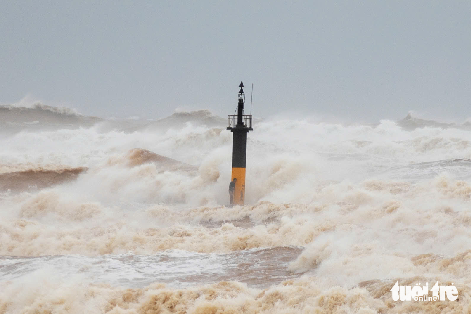 កប៉ាល់លិចក្នុងទឹកឆ្នេរសមុទ្រ មនុស្ស ៨ នាក់ត្រូវបានគេជួយសង្គ្រោះ - រូបថត ៣. Chìm tàu ở vùng biển ven bờ, đã cứu được 8 người - Ảnh 3.