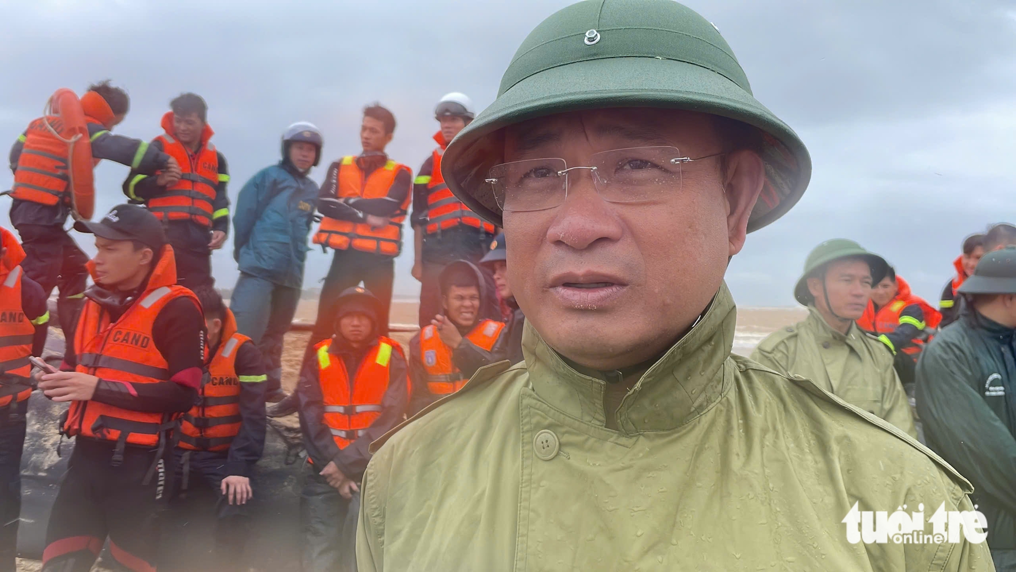 កប៉ាល់លិចក្នុងទឹកឆ្នេរសមុទ្រ មនុស្ស ៨ នាក់ត្រូវបានគេជួយសង្គ្រោះ - រូបថត ៥. Chìm tàu ở vùng biển ven bờ, đã cứu được 8 người - Ảnh 5.