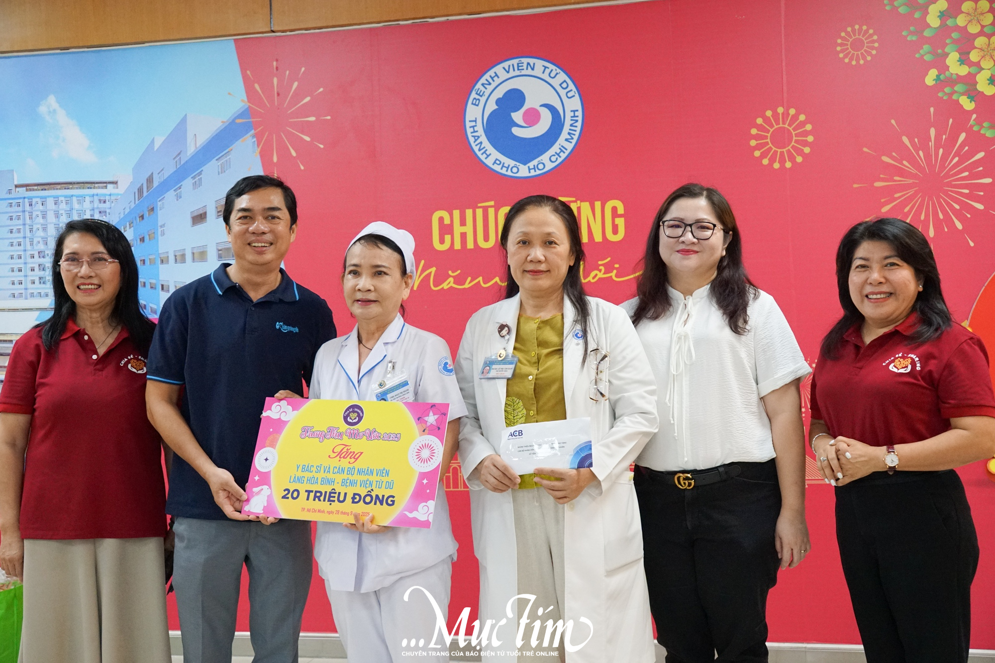 Trung thu mơ ước 2025: ấm áp niềm vui tại làng Hòa Bình - Ảnh 4.