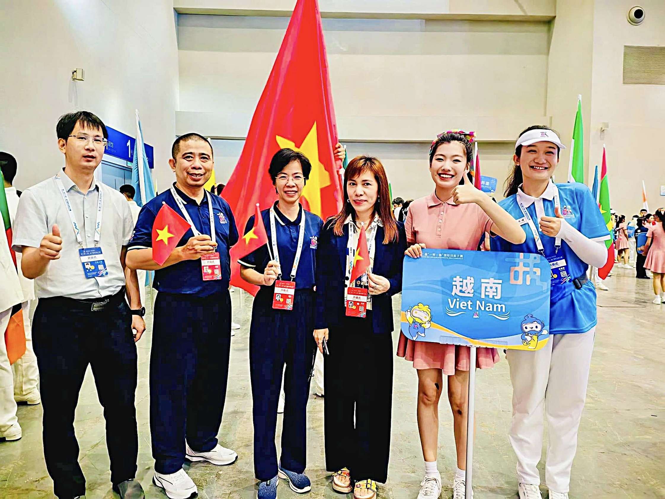 Cô 'thợ săn học bổng' nuôi ước mơ cho hàng trăm sinh viên nghèo - Ảnh 1.