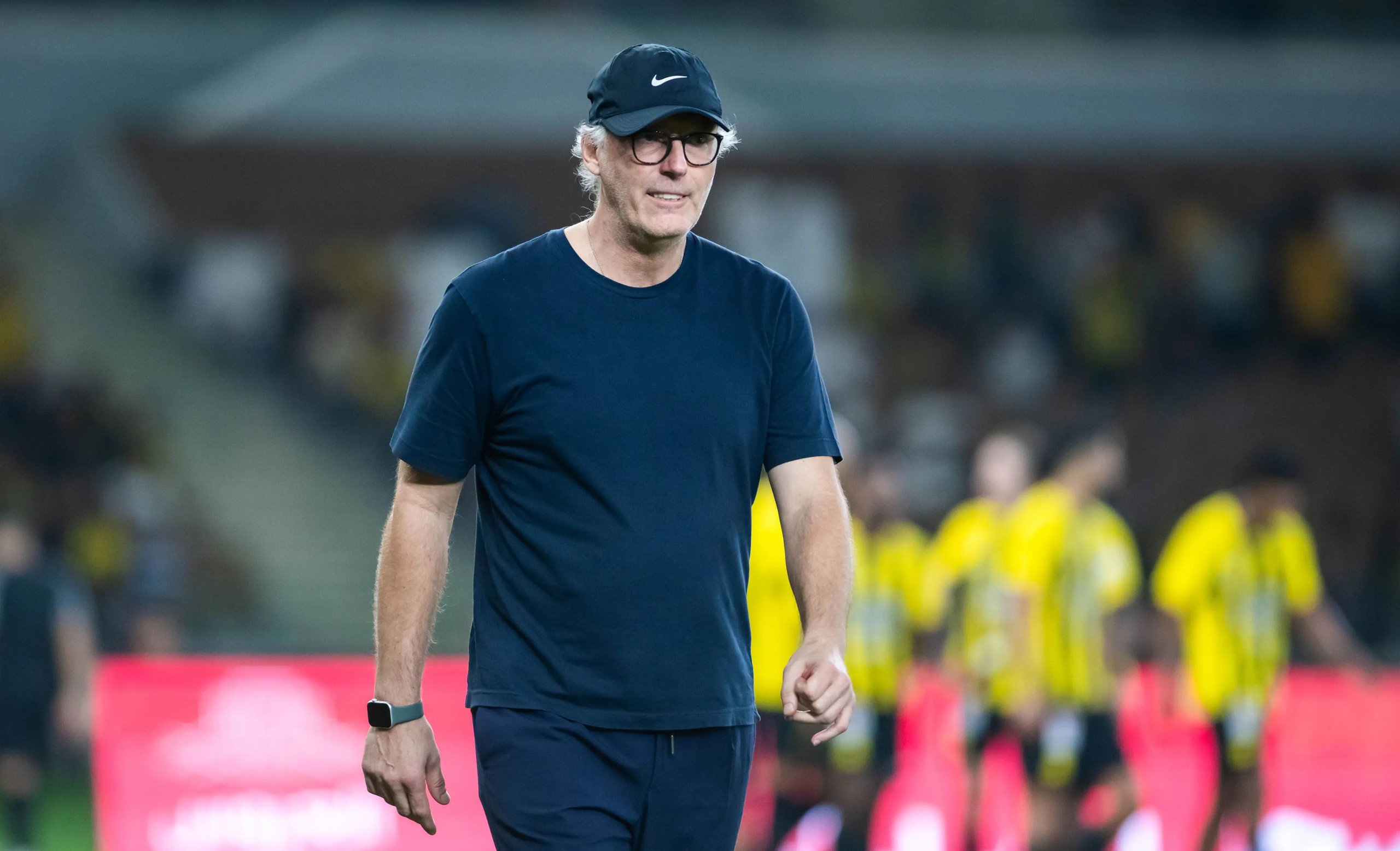 HLV 'bay ghế' sau khi bị Ronaldo sút tung lưới - Ảnh 1.