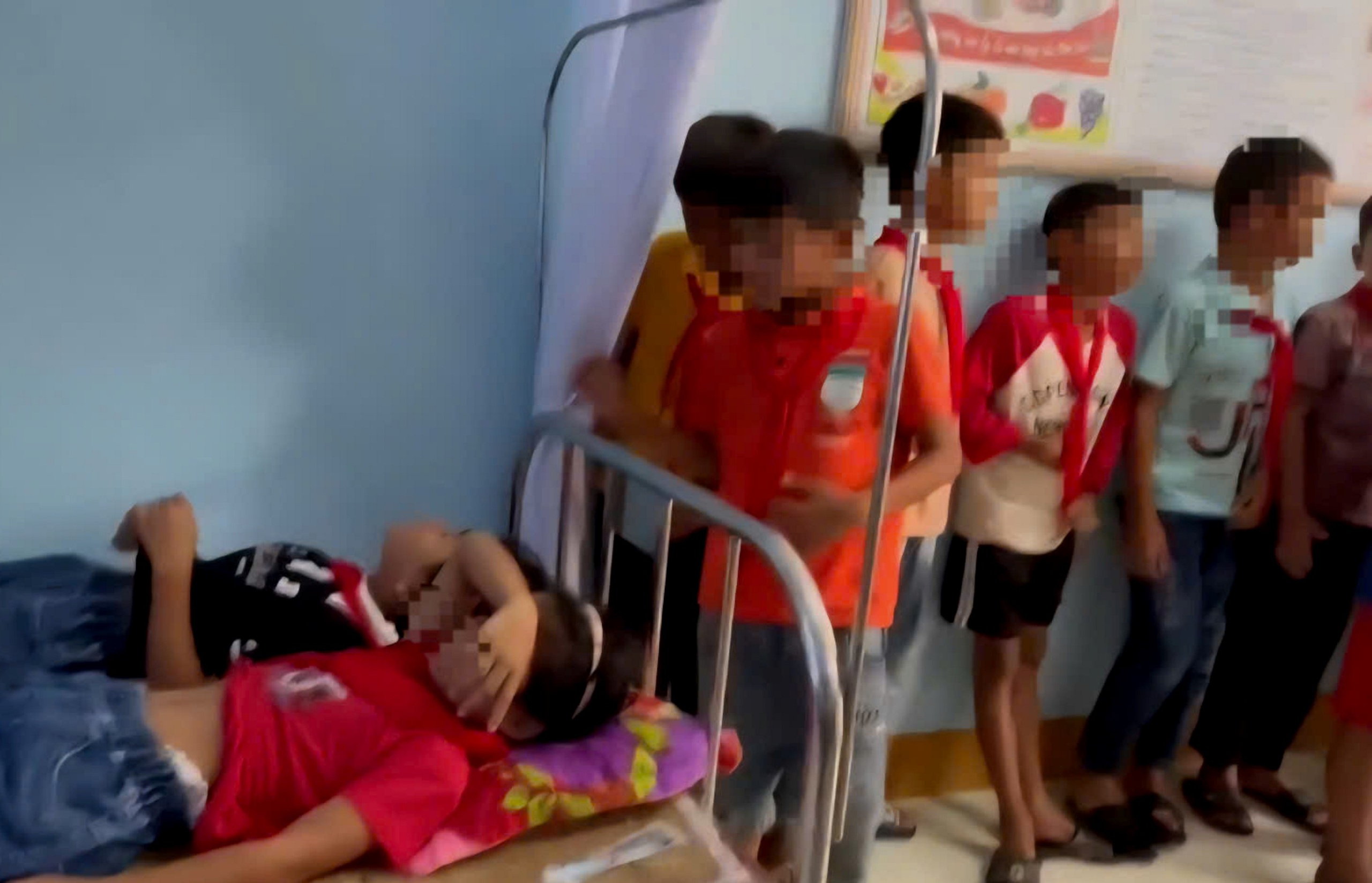 Phó hiệu trưởng nói không cho học sinh ngộ độc đi viện vì 'chờ điều ô tô chở' - Ảnh 2.