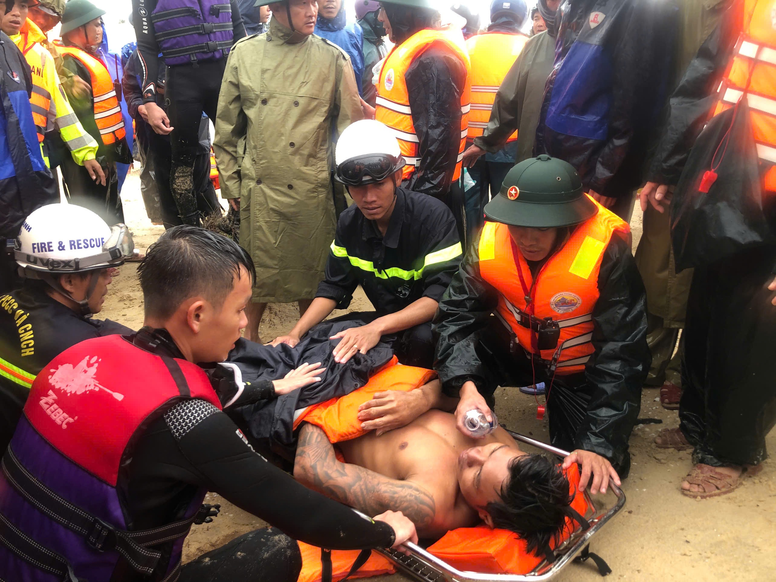 Ngư dân bơi được vào bờ sau 6 tiếng chìm tàu và bám trụ ở phao hàng hải - Ảnh 1.