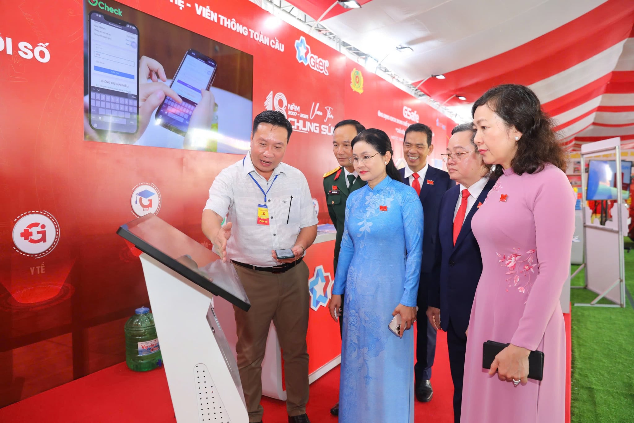 គណៈប្រតិភូផ្លូវការចំនួន ៤៥០ នាក់បានចូលរួមមហាសន្និបាតបក្សខេត្ត Dong Nai លើកទី ១ - រូបថត ២. 450 đại biểu dự Đại hội Đảng bộ tỉnh Đồng Nai lần 1 - Ảnh 2.