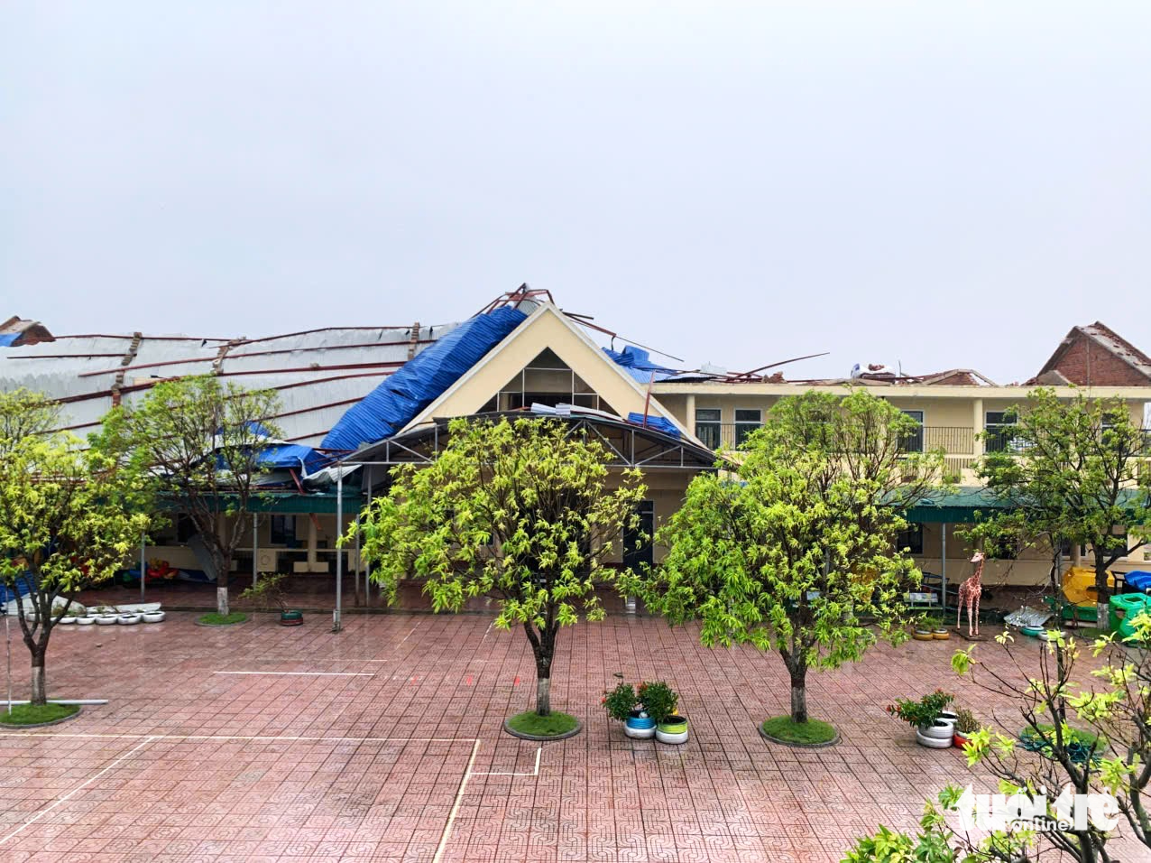 Hiệu trưởng bàng hoàng chứng kiến ngôi trường tan hoang do bão Bualoi - Ảnh 1.
