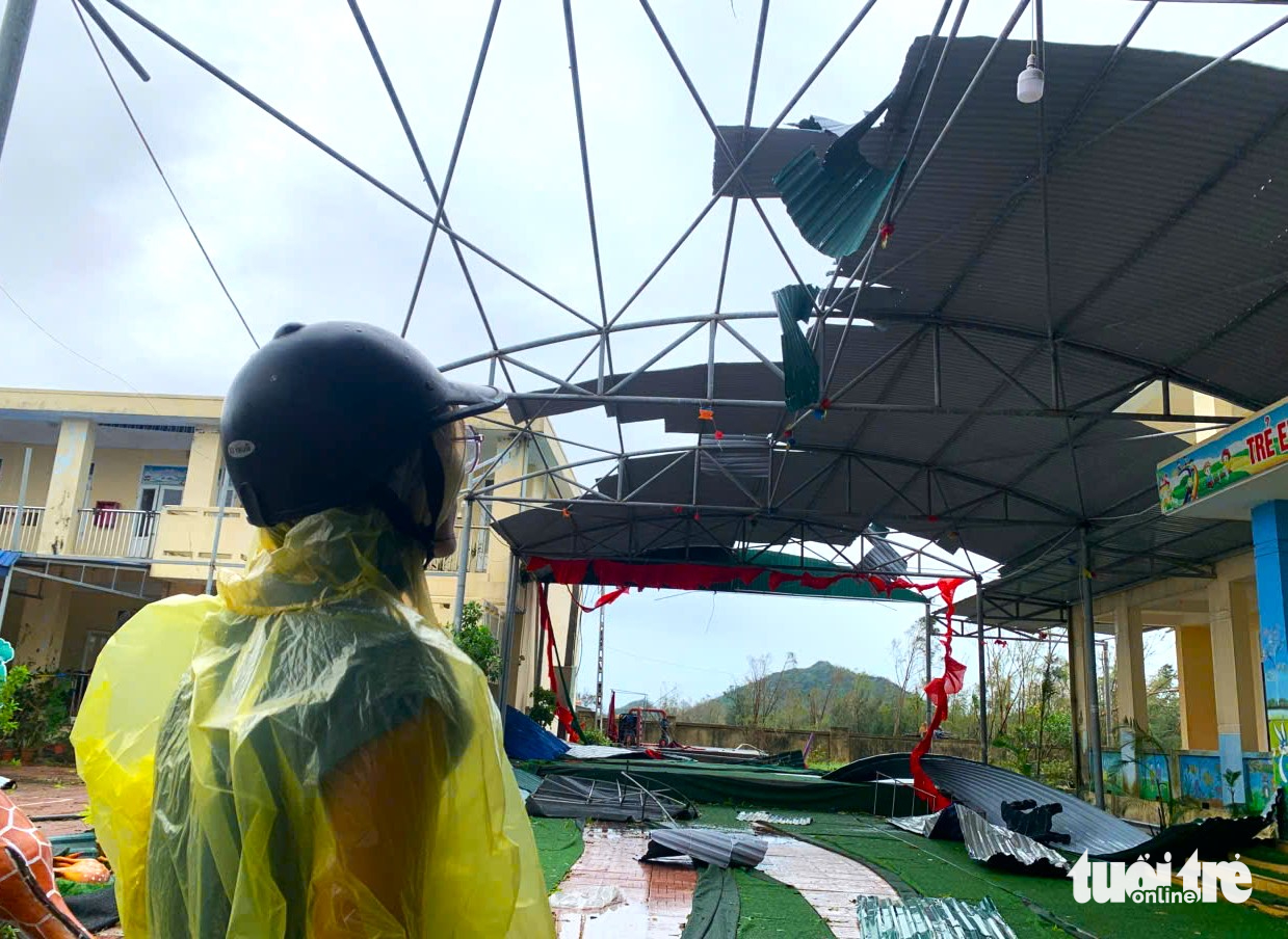 Hiệu trưởng bàng hoàng chứng kiến ngôi trường tan hoang do bão Bualoi - Ảnh 4.