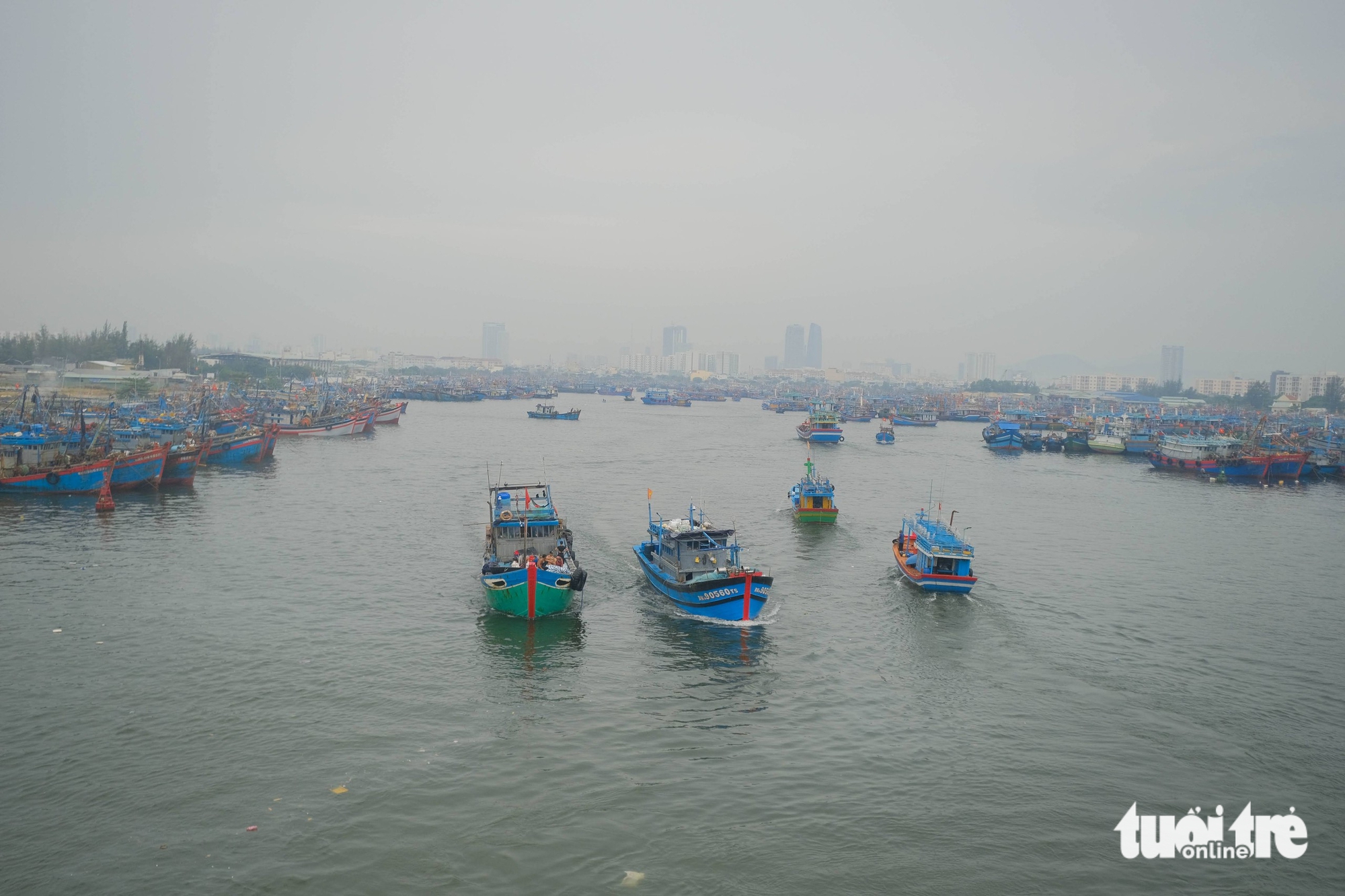 Tàu cá Gia Lai với 8 ngư dân mất liên lạc ngoài khơi - Ảnh 1.