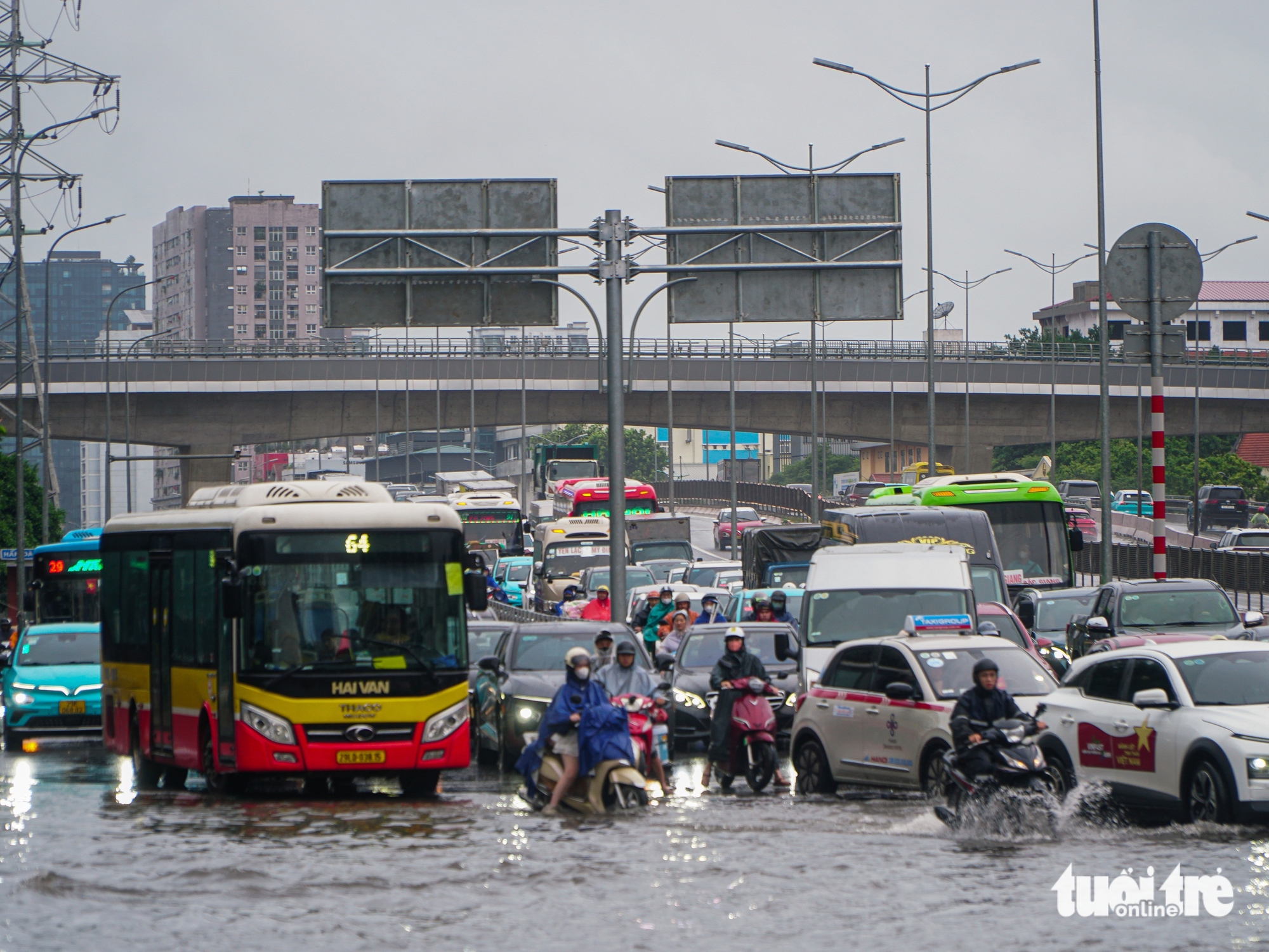 Mưa to cả ngày, phố phường Hà Nội ngập sâu - Ảnh 5.