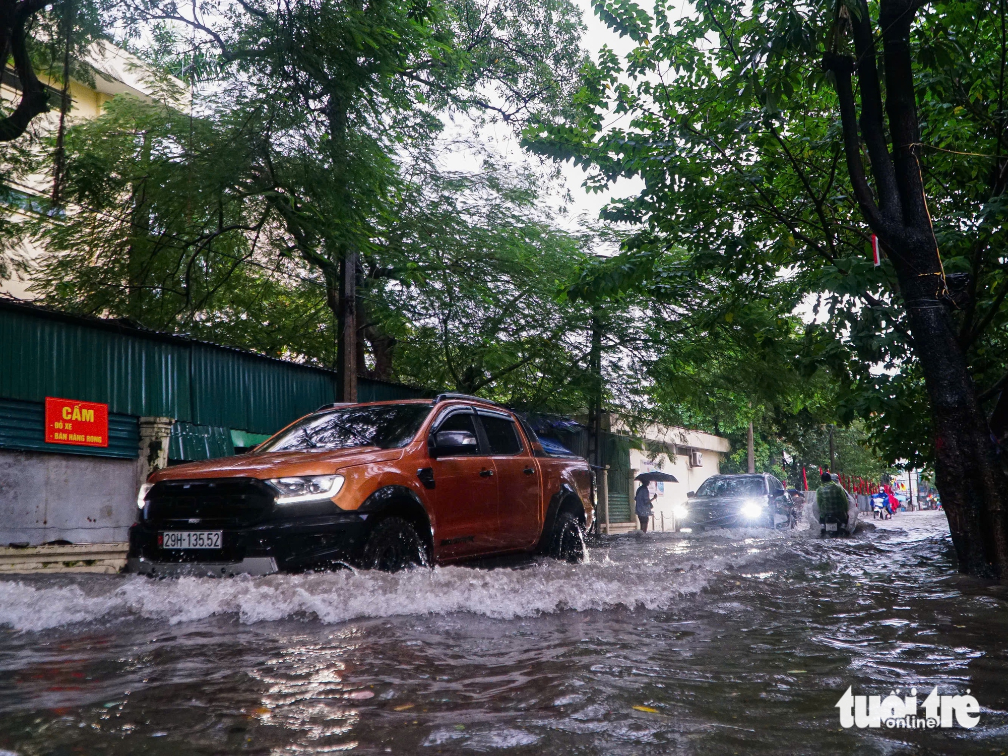 Mưa to cả ngày, phố phường Hà Nội ngập sâu - Ảnh 10.