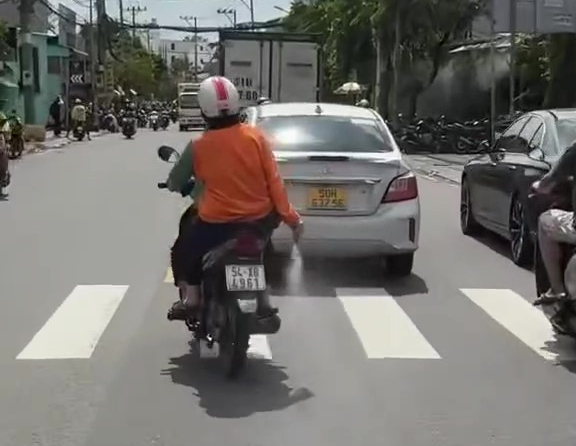 'Bột lạ' người phụ nữ rải xuống đường là... cà phê hòa tan - Ảnh 1.