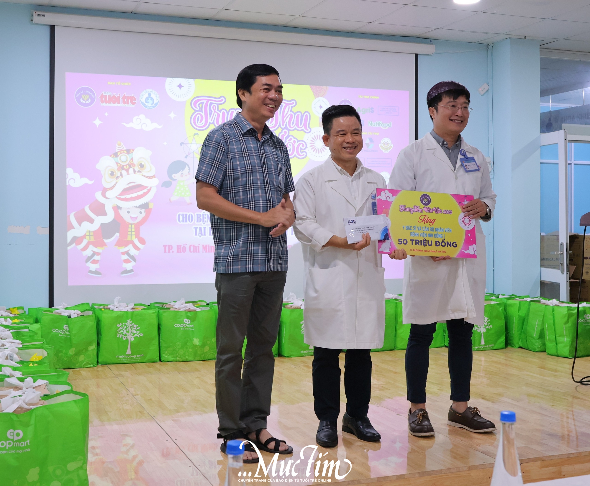 Trung thu mơ ước 2025: Niềm vui giản dị của bệnh nhi - Ảnh 3.
