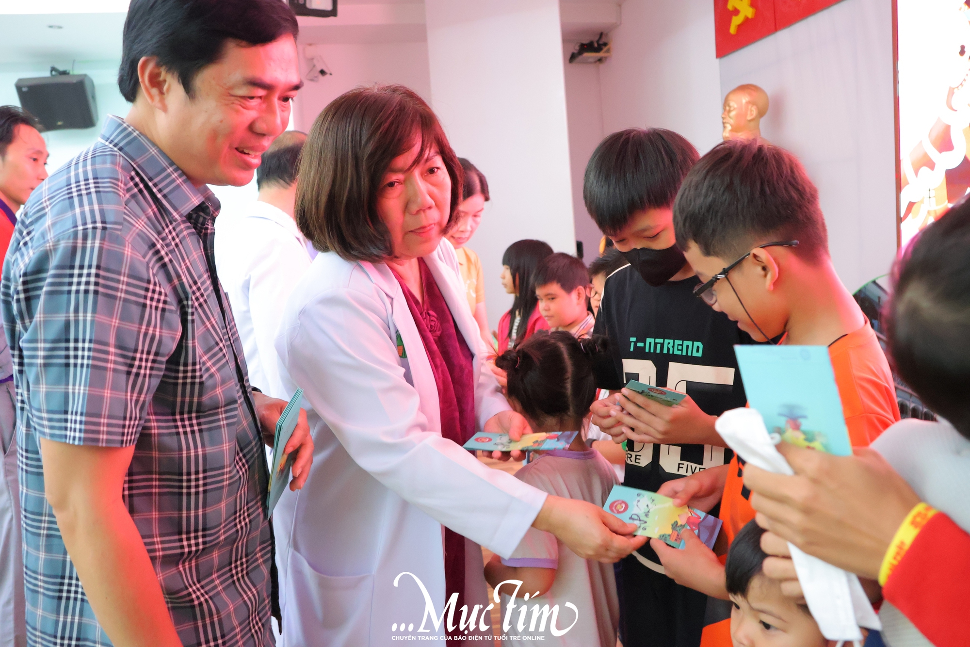 Trung thu mơ ước 2025: Niềm vui giản dị của bệnh nhi - Ảnh 13.