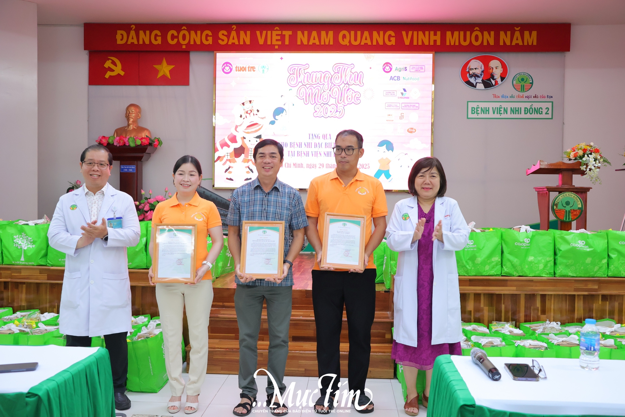 Trung thu mơ ước 2025: Niềm vui giản dị của bệnh nhi - Ảnh 14.