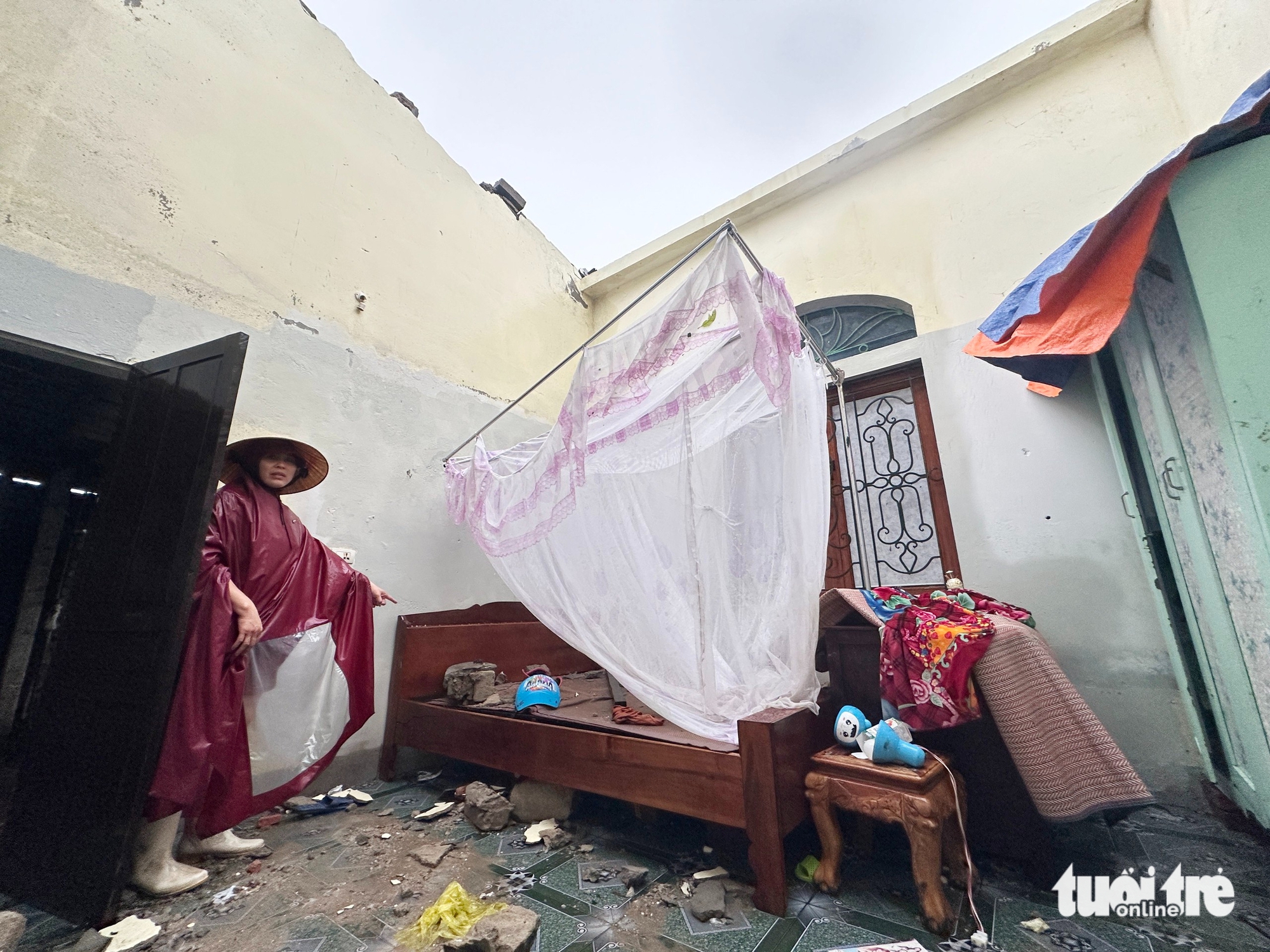 Bà con miền Trung xúc động nhận tiền lợp lại mái nhà sau bão Buloi - Ảnh 2.