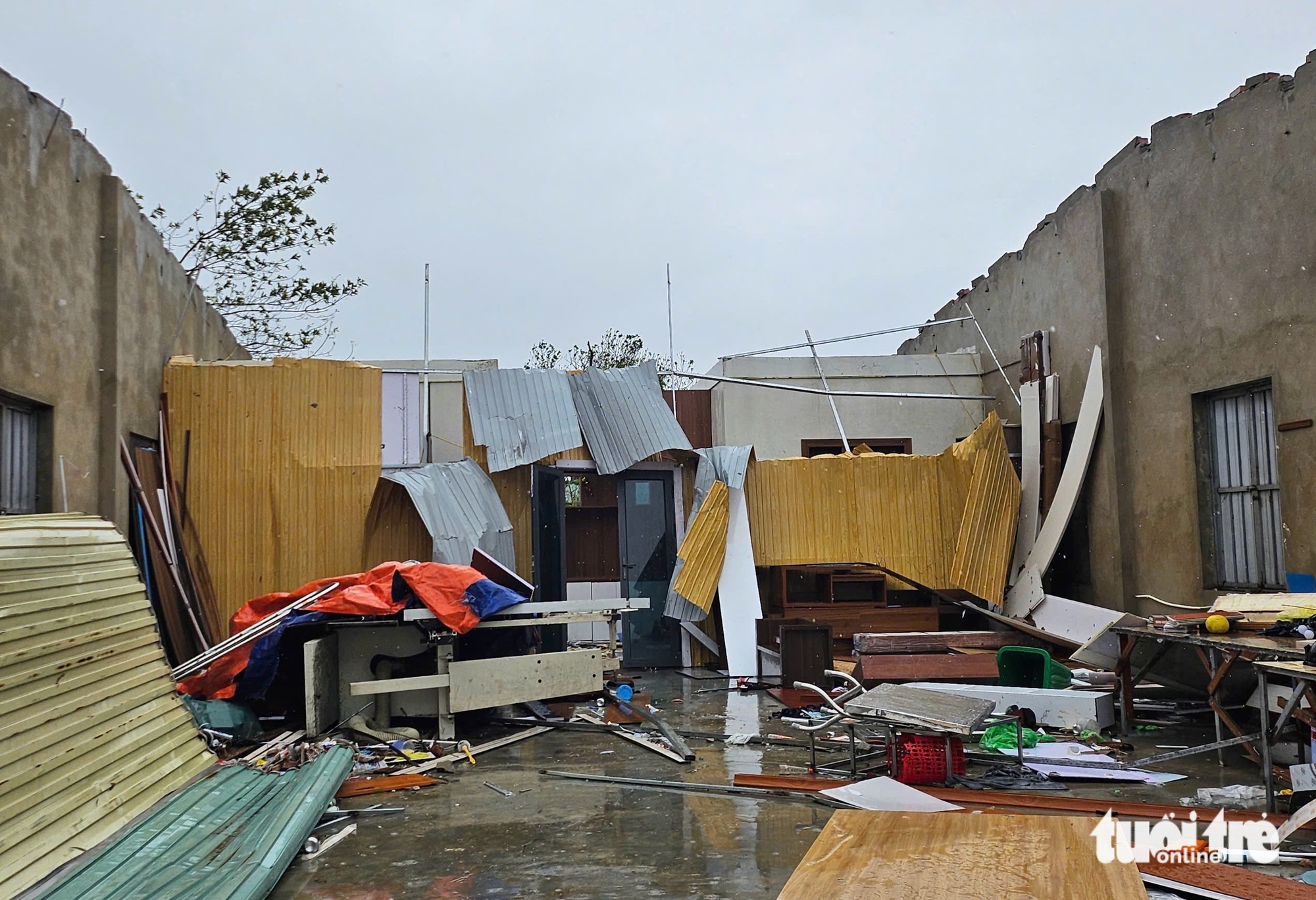 Bà con miền Trung xúc động nhận tiền lợp lại mái nhà sau bão Buloi - Ảnh 4.