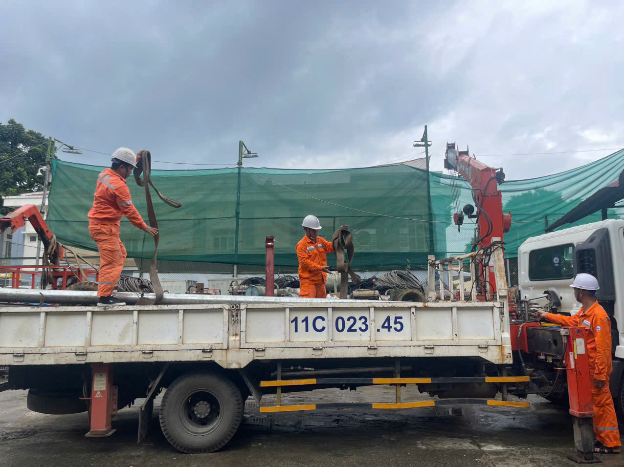 ព្យុះនេះបានបោកបក់រយៈពេល ១២ ម៉ោង ប៉ុន្តែការខូចខាតដោយសារដាច់ចរន្តអគ្គិសនី និងការរំខានដល់ការទំនាក់ទំនងមិនទាន់ត្រូវបានគណនានៅឡើយទេ - រូបថត ៣. Bão quần thảo suốt 12 giờ, chưa thống kê được thiệt hại do mất điện, gián đoạn thông tin liên lạc - Ảnh 3.