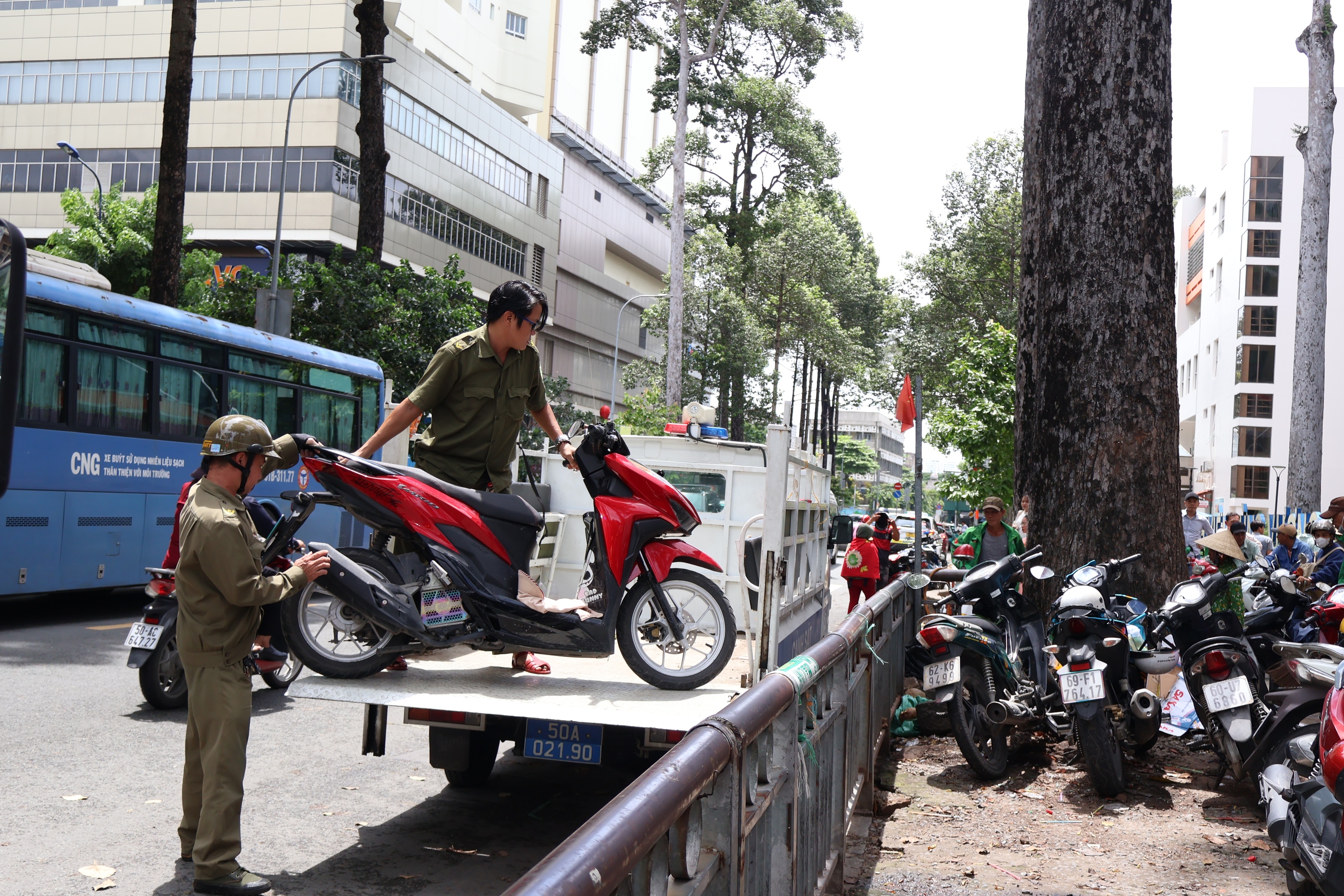 Dẹp 7 bãi giữ xe không phép quanh Bệnh viện ĐH Y dược, Hùng Vương - Ảnh 4.