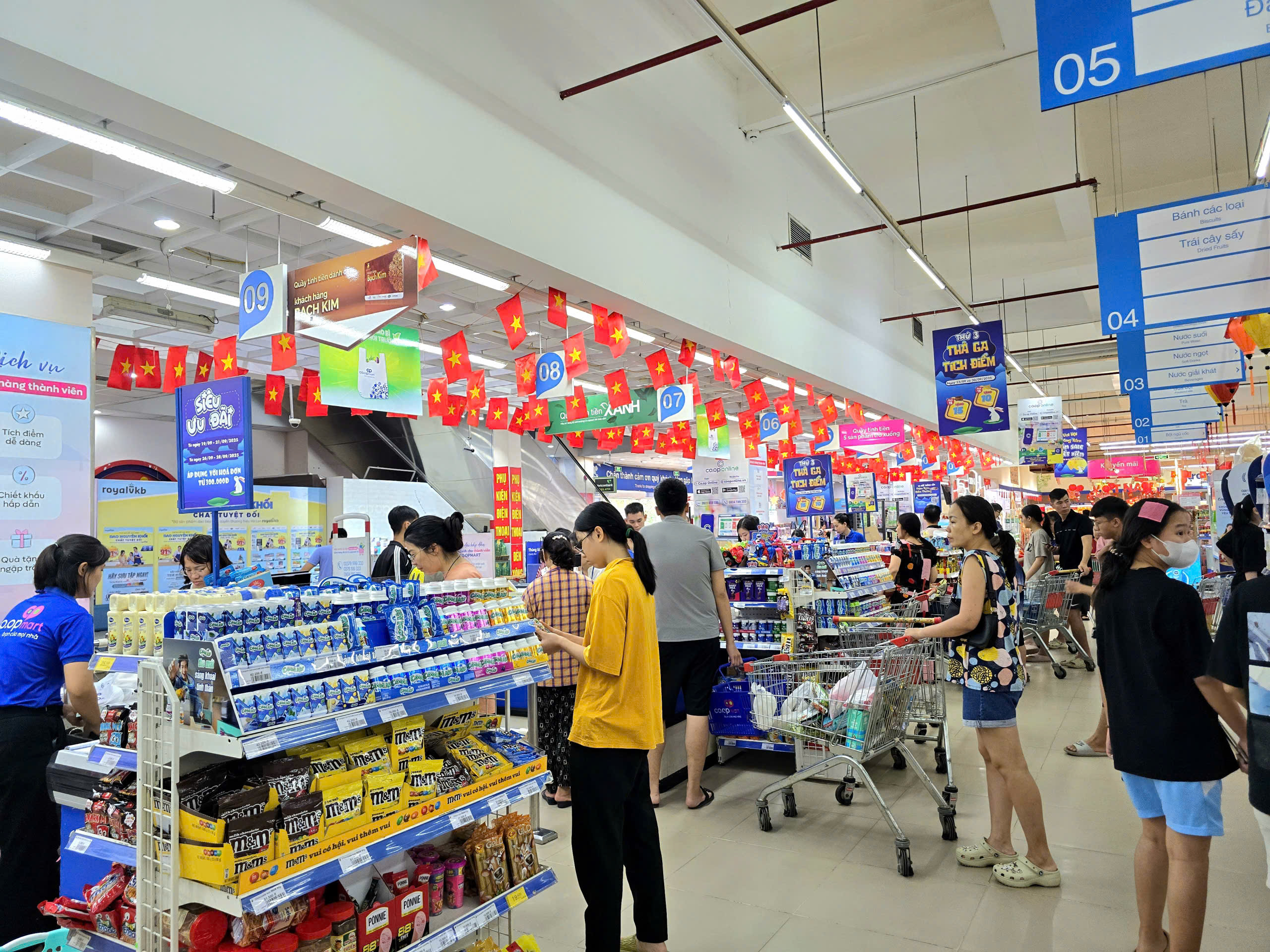Siêu thị giảm giá 33% thực phẩm thiết yếu, san sẻ cùng người dân chống bão số 10 - Ảnh 3.