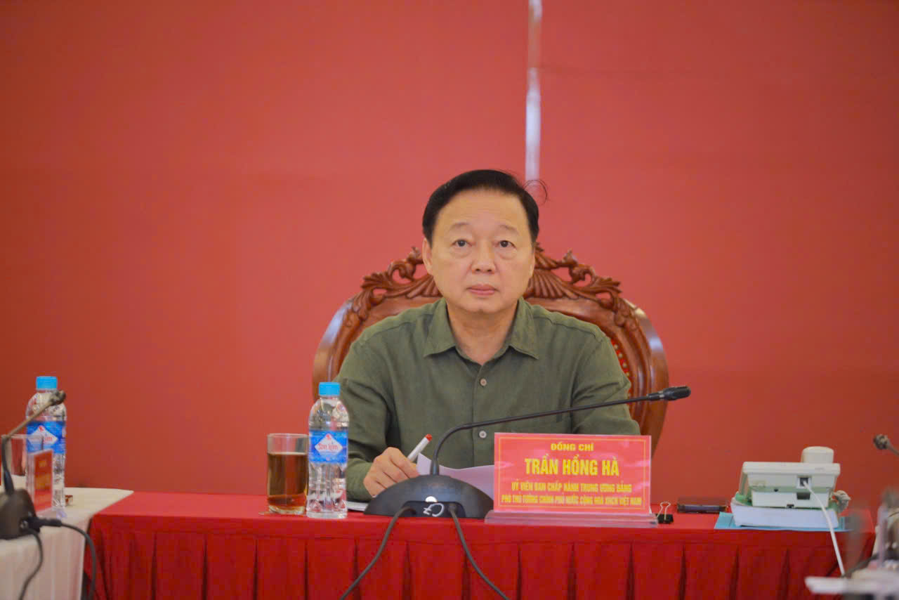 Bão quần thảo suốt 12 giờ, chưa thống kê được thiệt hại do mất điện, gián đoạn thông tin liên lạc - Ảnh 1.