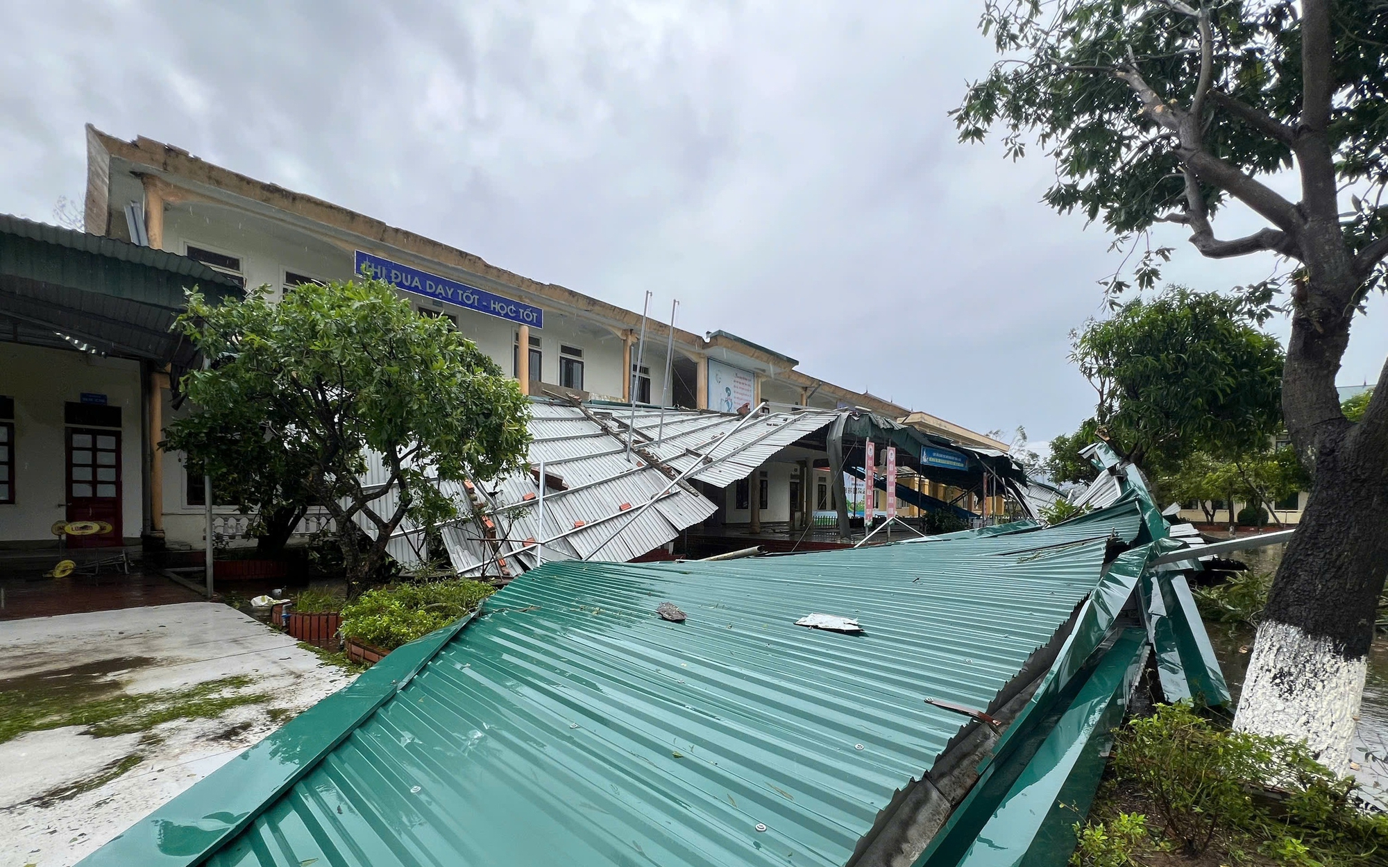 Central Vietnam faces heightened flood risks from storms, cold air- Ảnh 2.
