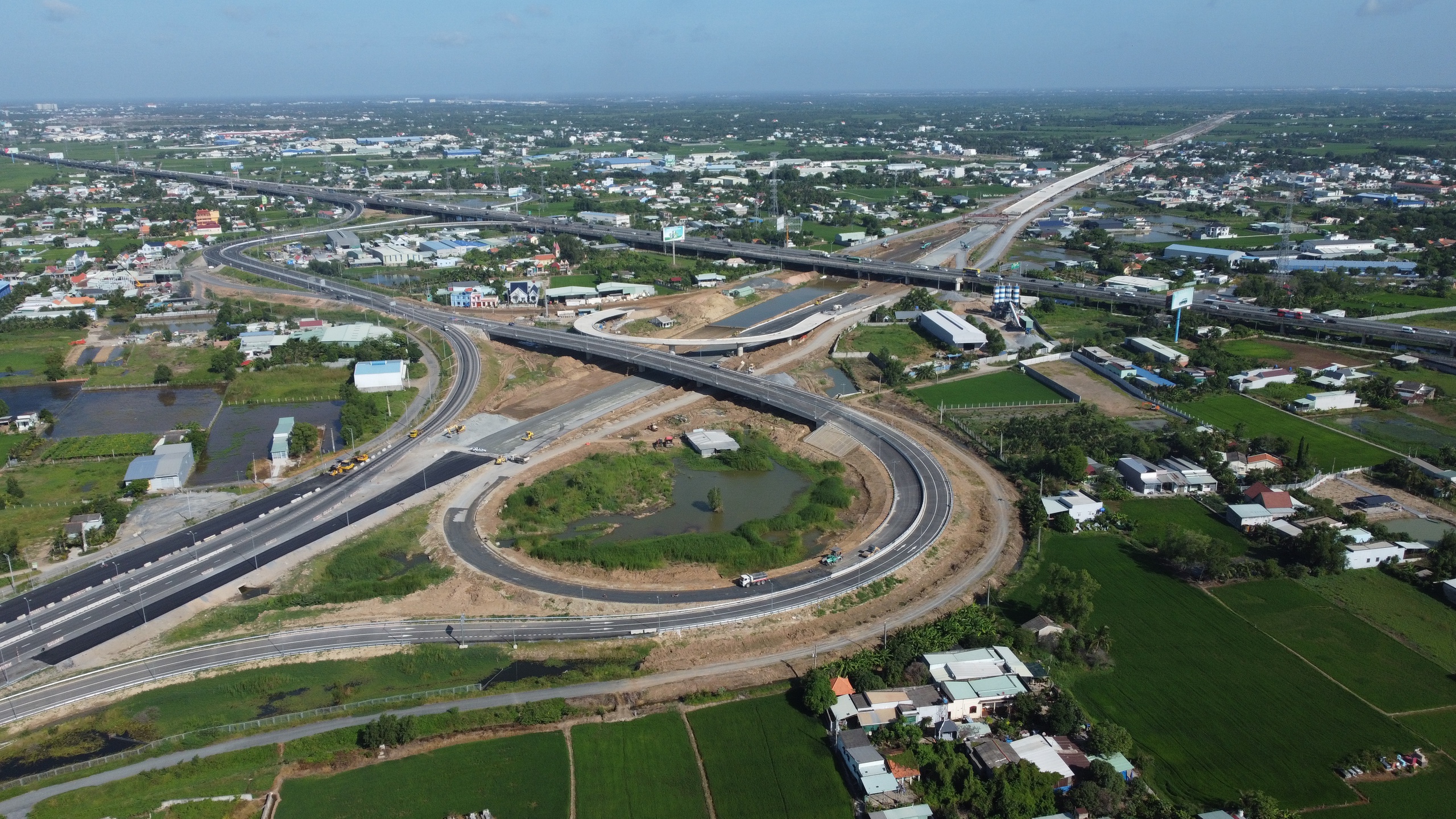 Tây Ninh đề xuất 11 kiến nghị với UBND TP.HCM để gia tăng kết nối đường bộ, đường sắt, đường thủy - Ảnh 1.