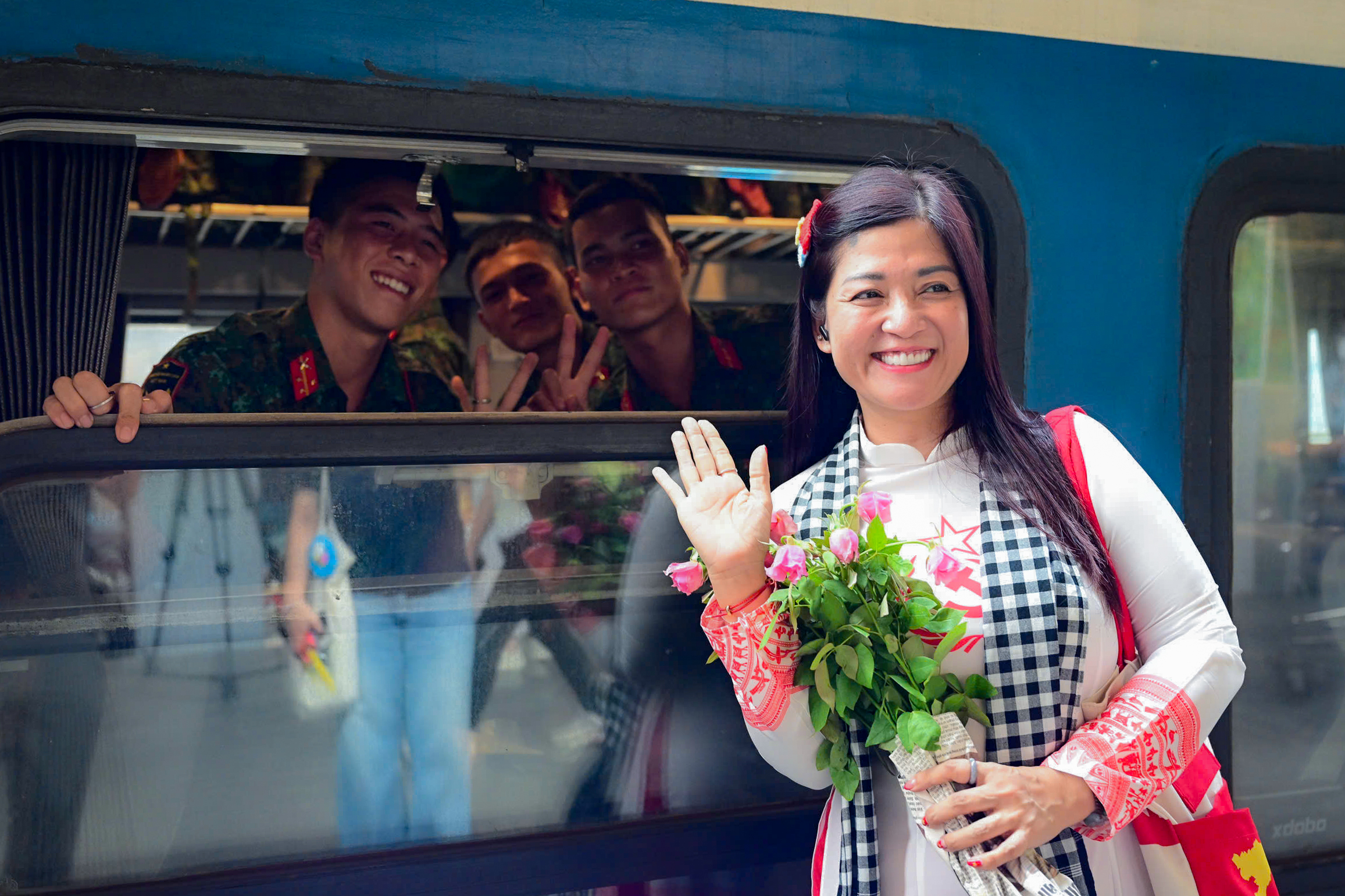 Các chiến sĩ A80 trở về trong vòng tay yêu thương, ‘kết trái tim’ với nhân dân - Ảnh 4. chiến sĩ - Ảnh 4.