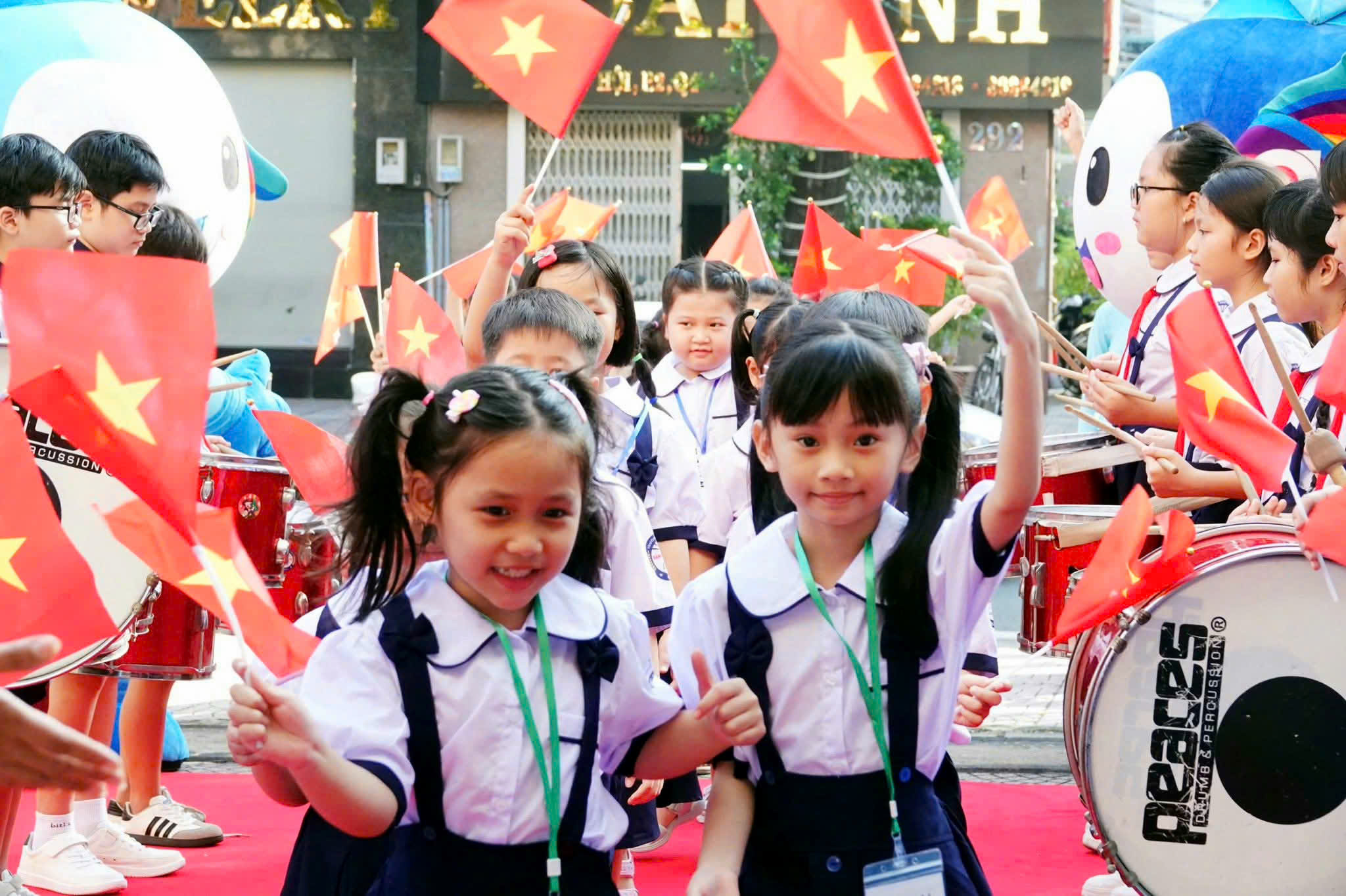 Sở Giáo dục TP.HCM đề nghị các trường hạn chế trang trí hoa tươi trong lễ khai giảng - Ảnh 1. Sở Giáo dục TP.HCM đề nghị các trường hạn chế trang trí hoa tươi trong lễ khai giảng - Ảnh 1.
