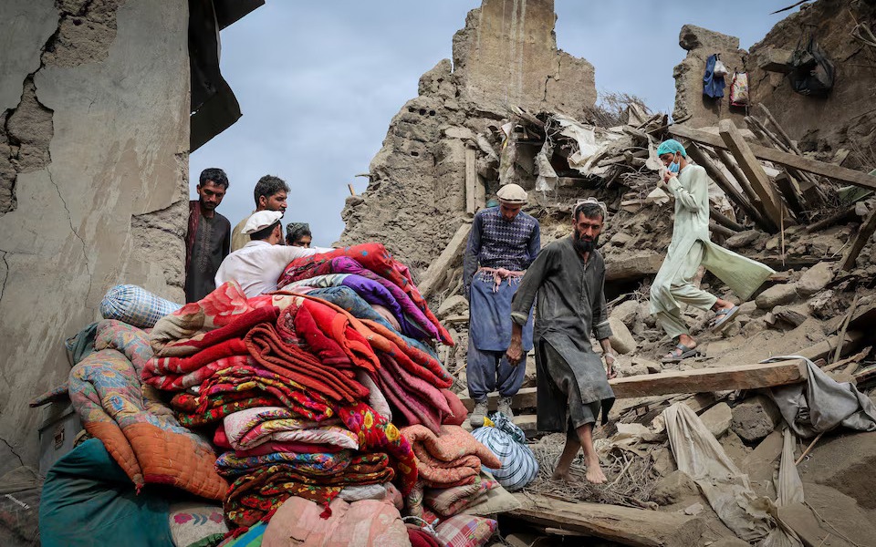 Afghan earthquake survivors hunt loved ones, pull planks from rubble for graves- Ảnh 2.