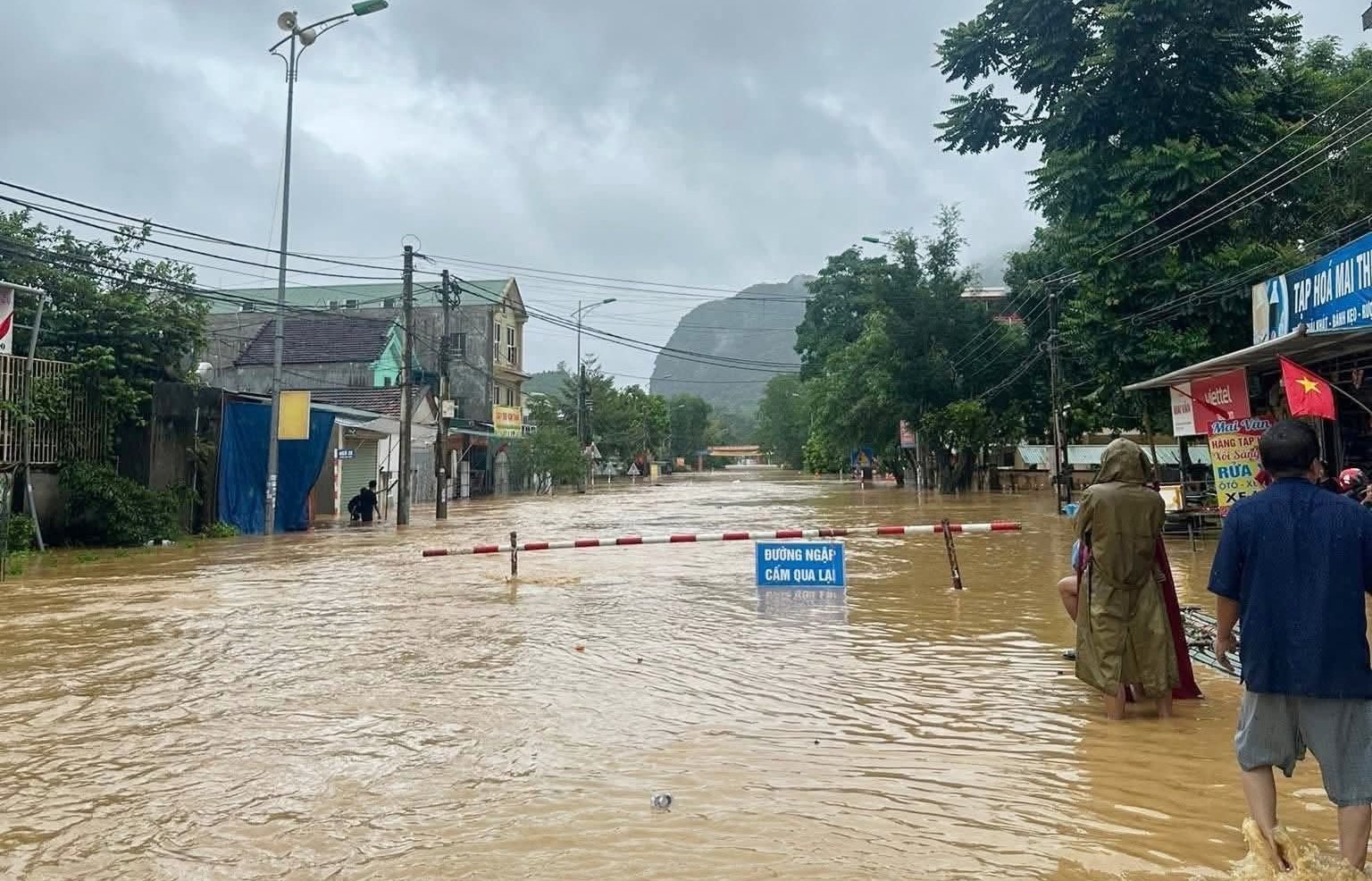 Nước sông dâng cao sau bão Bualoi, người dân Nghệ An xuyên đêm chạy lũ - Ảnh 3.