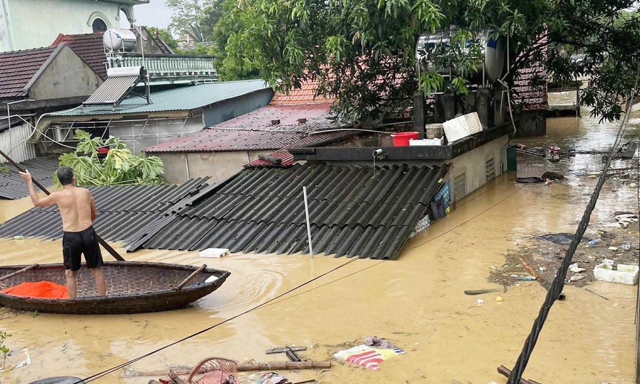 Nước sông dâng cao sau bão Bualoi, người dân Nghệ An xuyên đêm chạy lũ - Ảnh 4.