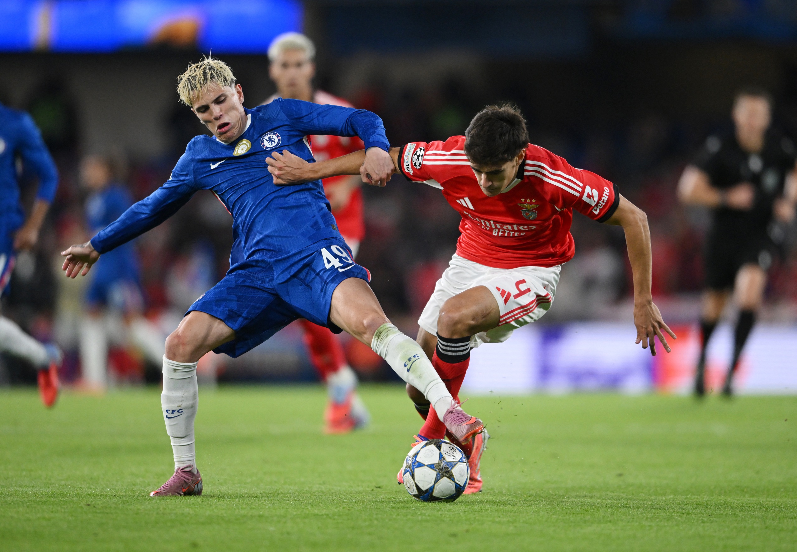 Mourinho thua trận, lãnh thẻ vàng trong ngày tái xuất Champions League - Ảnh 3.