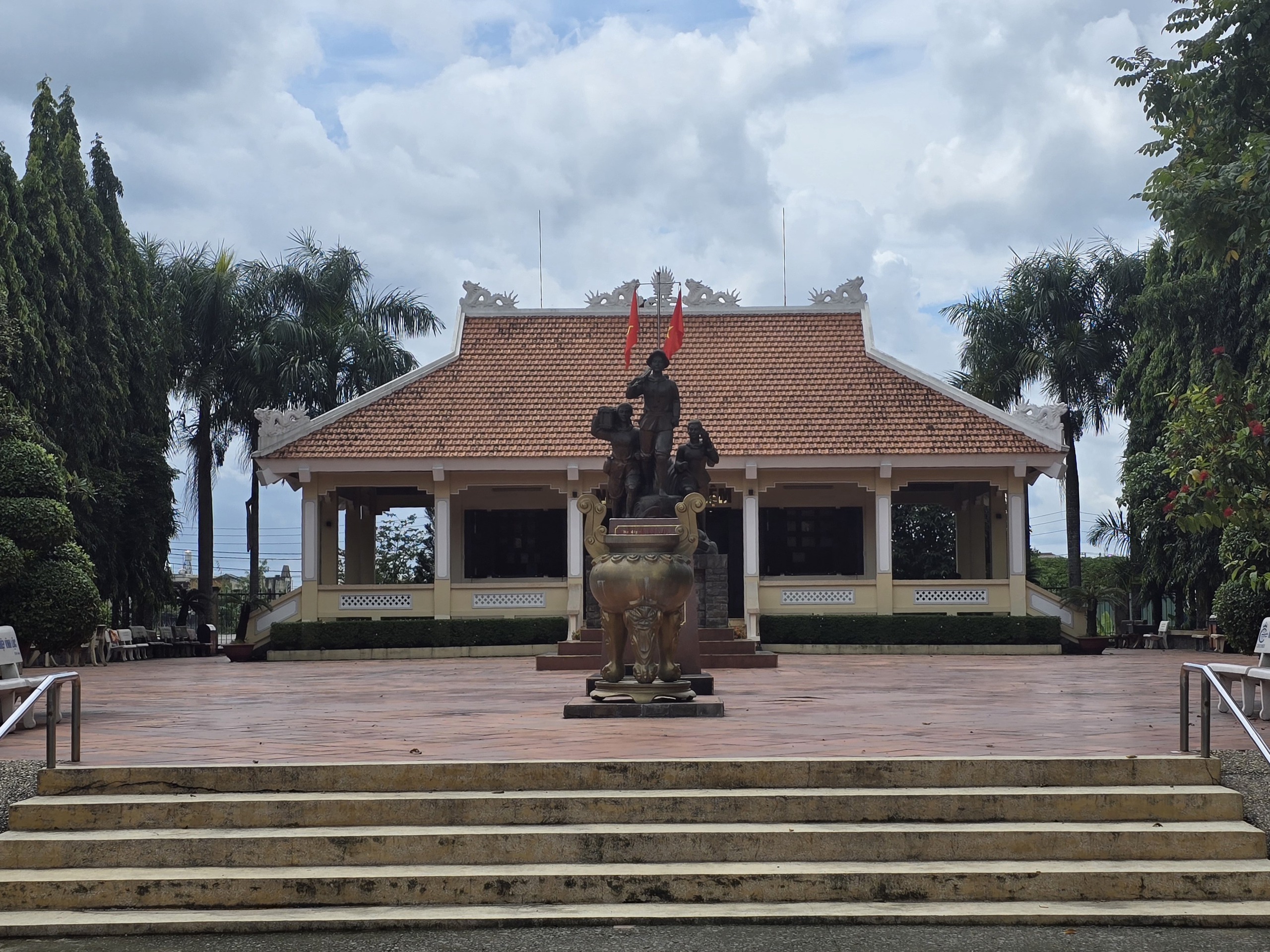 កន្លែងដែលកម្មការិនីពលីជីវិតសមនឹងក្លាយជាវិមានជាតិ - រូបថត ២. Khu di tích dân công hỏa tuyến Vĩnh Lộc Mậu Thân xứng đáng thành di tích quốc gia - Ảnh 2.