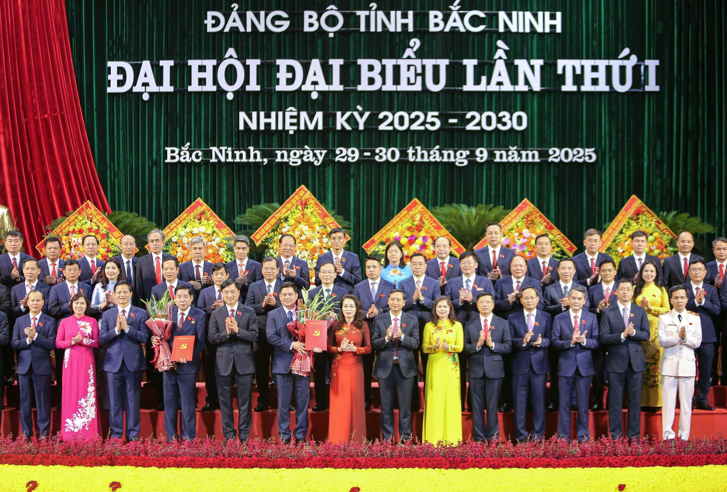 ឧត្តមសេនីយឯក Nguyen Hong Thai កាន់តំណែងជាលេខាគណៈកម្មាធិការបក្សខេត្ត Bac Ninh - រូបថត ២. Ông Nguyễn Hồng Thái giữ chức Bí thư Tỉnh ủy Bắc Ninh - Ảnh 2.