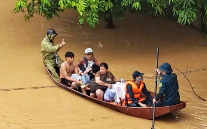 Nước sông dâng cao sau bão Bualoi, người dân Nghệ An xuyên đêm chạy lũ - Ảnh 6.