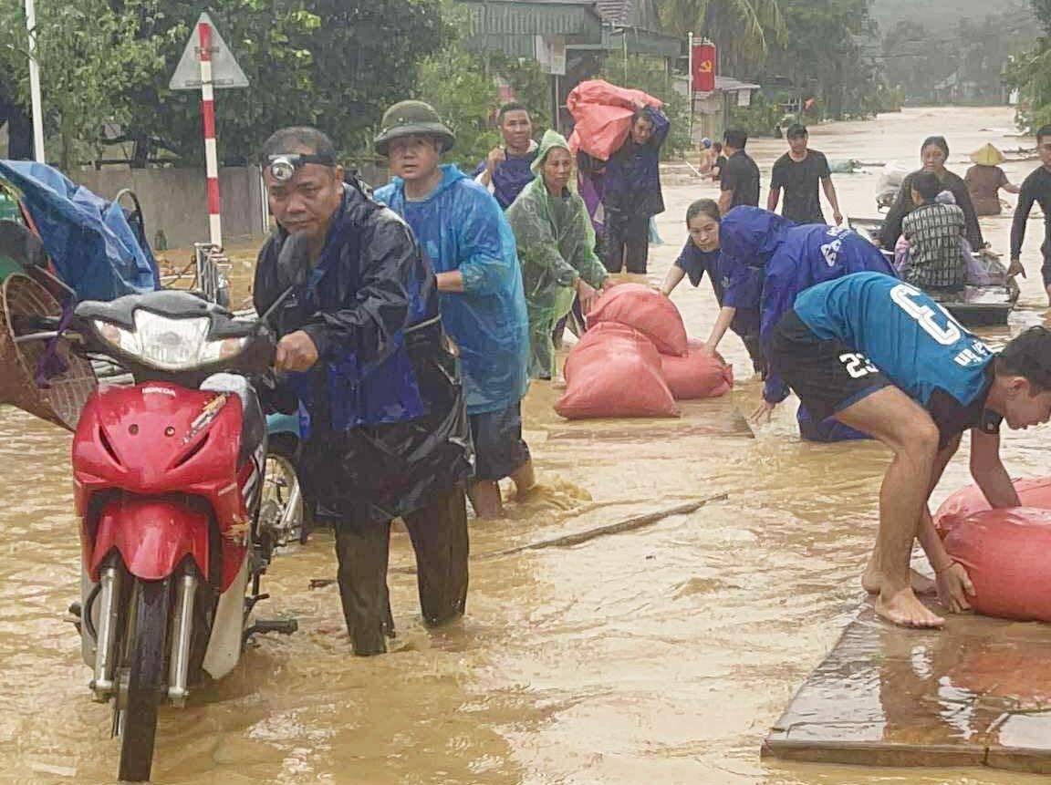Nước sông dâng cao sau bão Bualoi, người dân Nghệ An xuyên đêm chạy lũ - Ảnh 5.