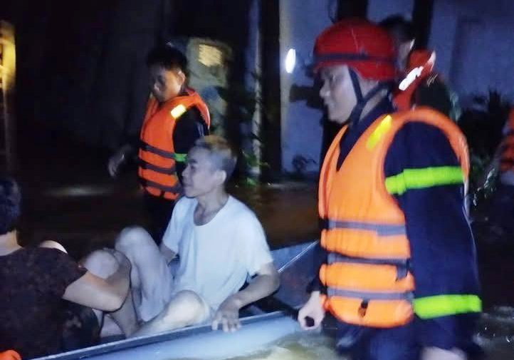 Nước sông dâng cao sau bão Bualoi, người dân Nghệ An xuyên đêm chạy lũ - Ảnh 1.