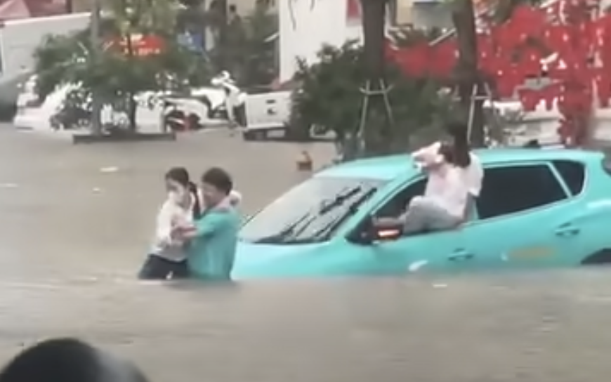 Hanoi suspends classes as heavy rains persist- Ảnh 2.