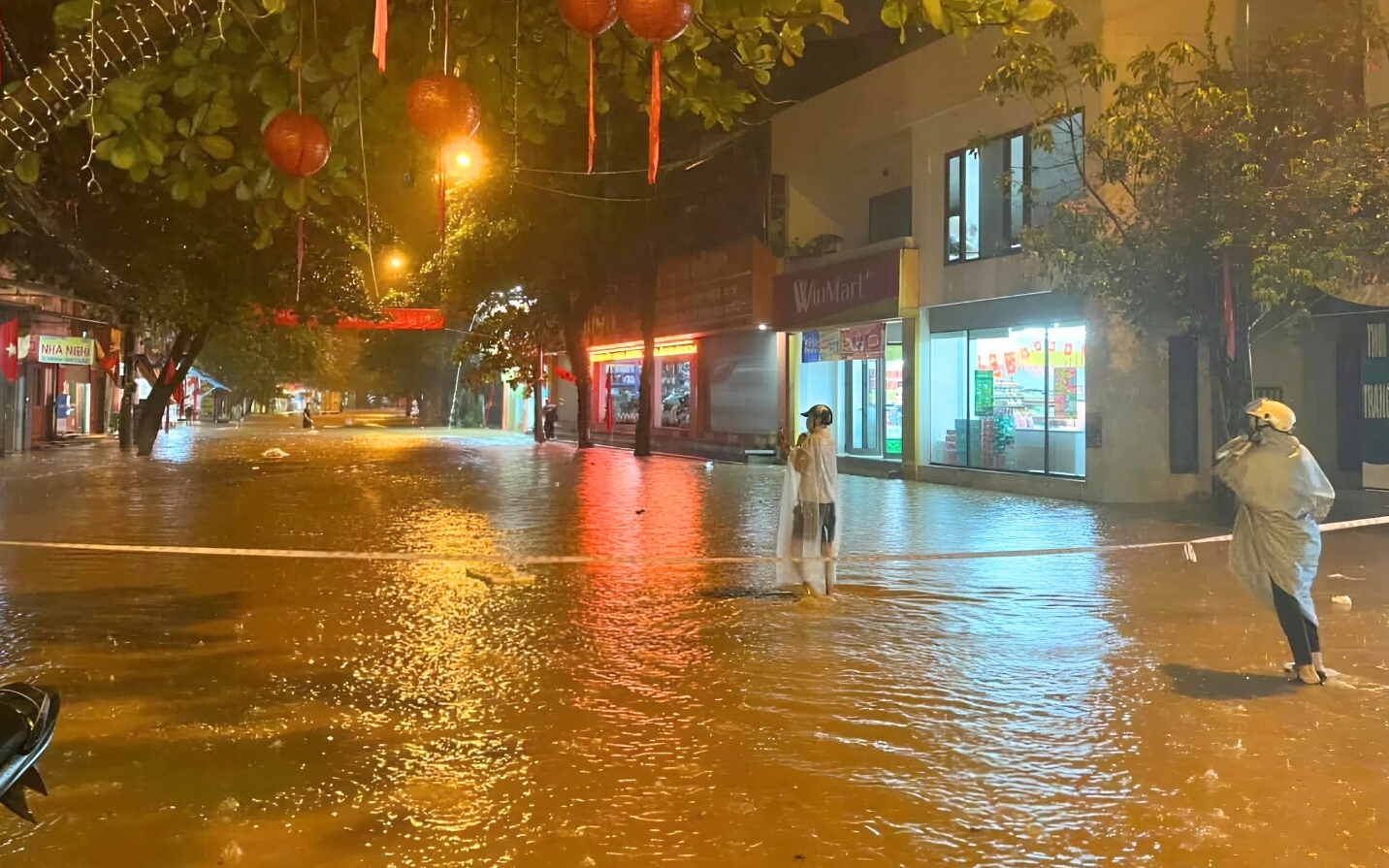 Heavy rains from storm Bualoi force widespread school closures in northern Vietnam - Ảnh 2.