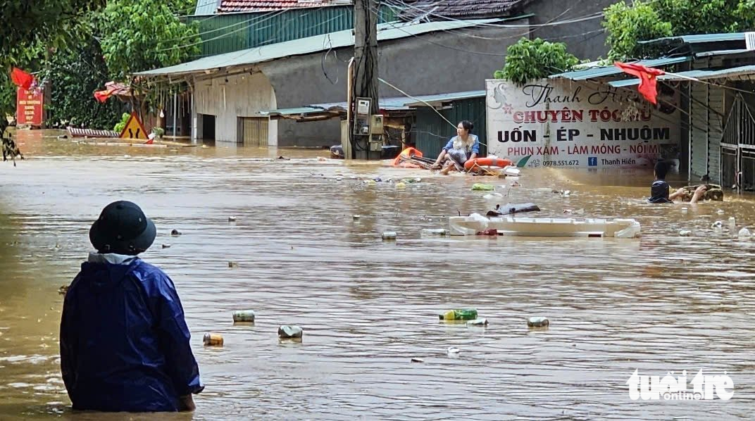 Nước sông dâng cao sau bão Bualoi, người dân Nghệ An xuyên đêm chạy lũ - Ảnh 7.