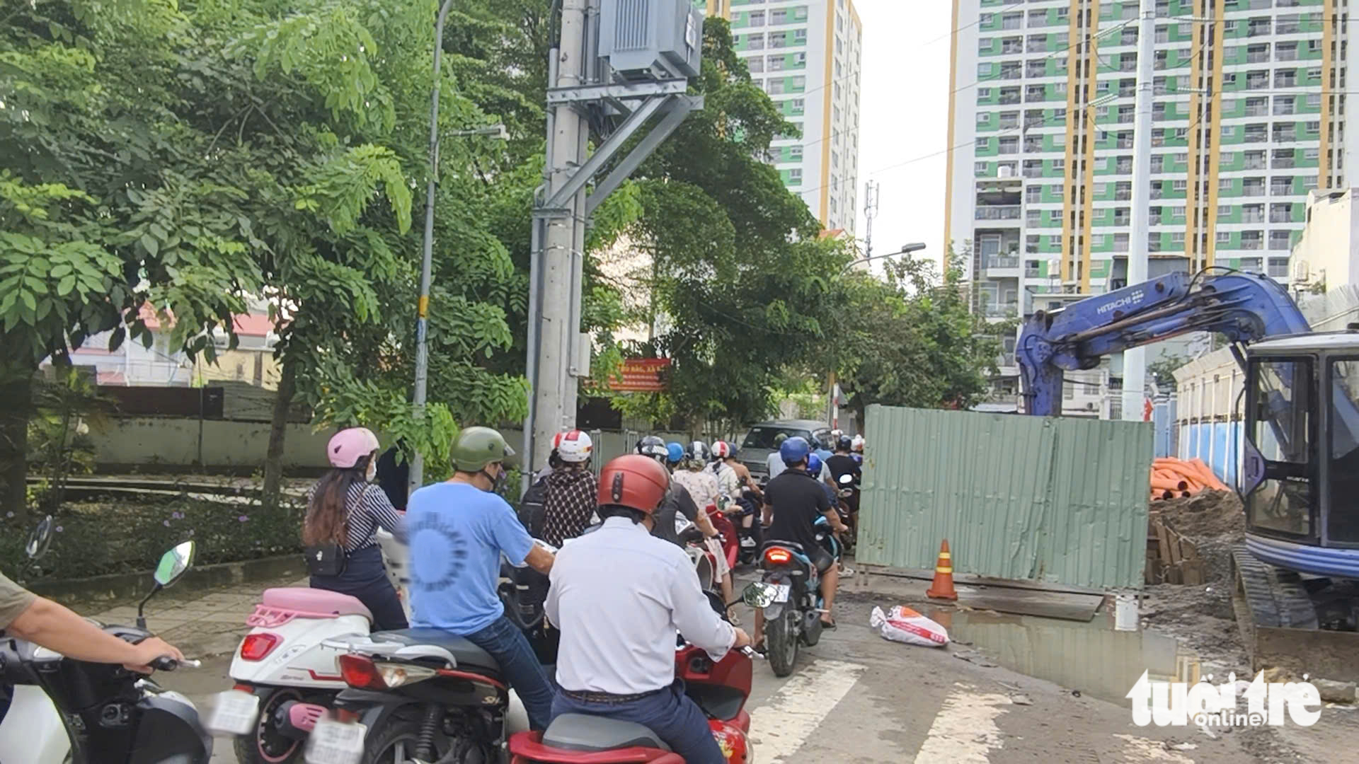 Đưa đón con đi học quá khổ, phụ huynh mong công trình sớm hoàn thành - Ảnh 1.