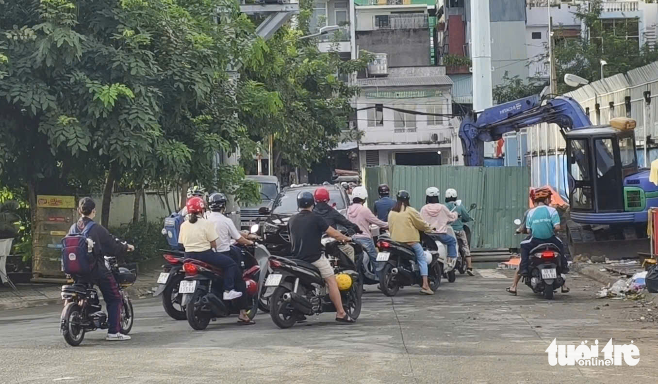 Đưa đón con đi học quá khổ, phụ huynh mong công trình sớm hoàn thành - Ảnh 3.