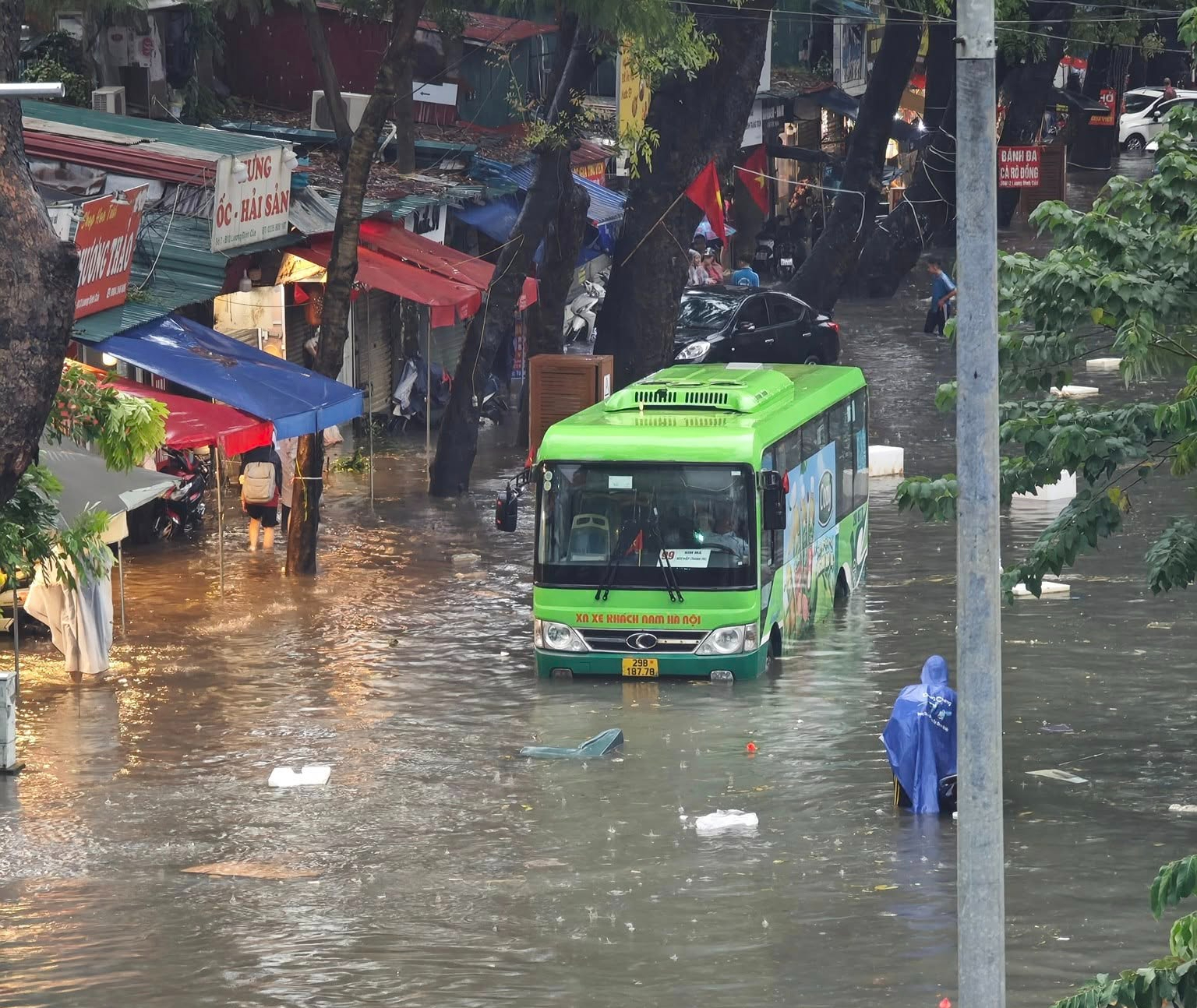 Hà Nội ngập khắp nơi, quân đội điều xe tới trường chở học sinh thoát khỏi điểm ngập sâu - Ảnh 15.