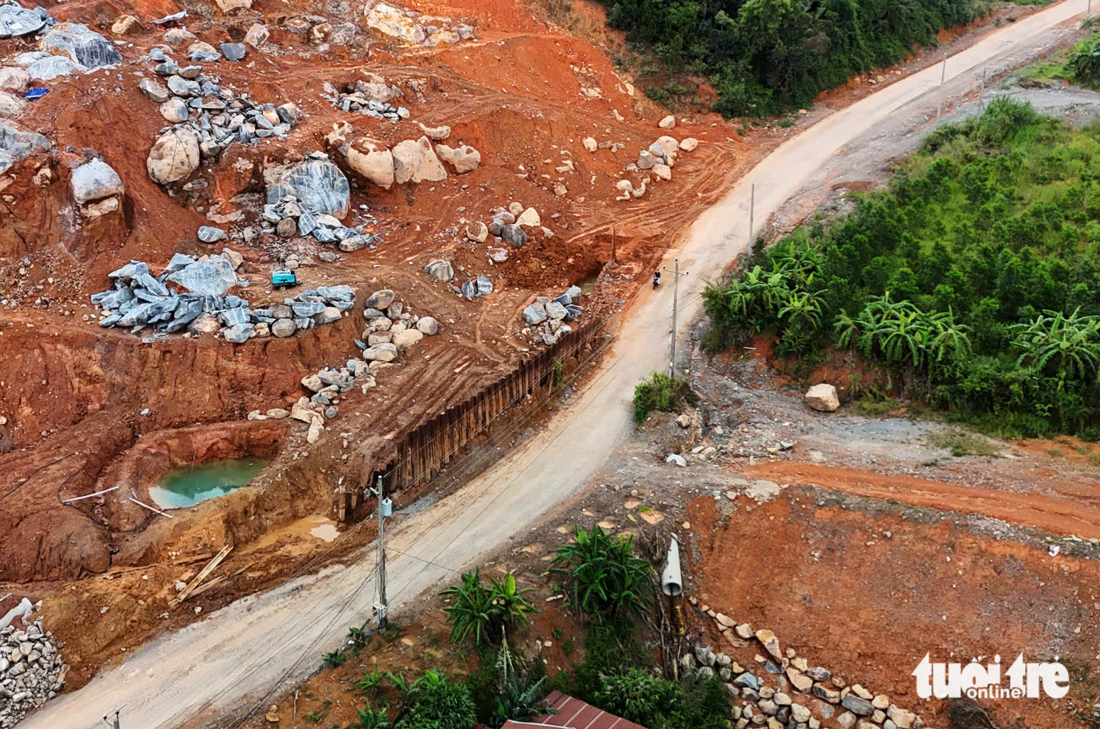 ហានិភ័យបាក់ដីលើភ្នំជាច្រើនឆ្លងចូលក្រុង Lam Dong - រូបថត ៤. Nguy cơ sạt lở ở nhiều tuyến đèo vào Lâm Đồng - Ảnh 3.