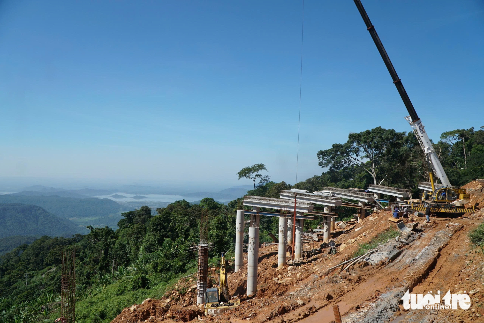 ហានិភ័យបាក់ដីនៅលើភ្នំជាច្រើនឆ្លងចូលក្រុង Lam Dong - រូបថត ៥. Nguy cơ sạt lở ở nhiều tuyến đèo vào Lâm Đồng - Ảnh 4.