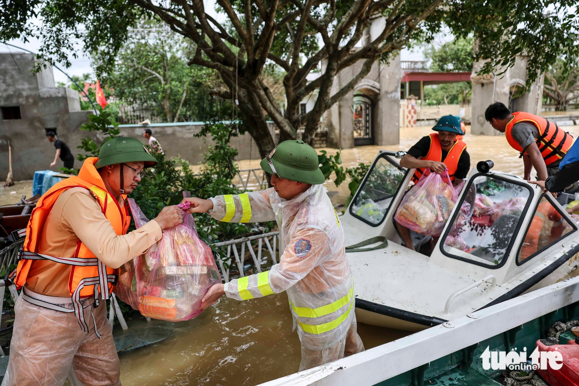 Hình ảnh người dân không thể quên ở một trong những nơi ngập lụt sâu nhất miền Trung - Ảnh 8.