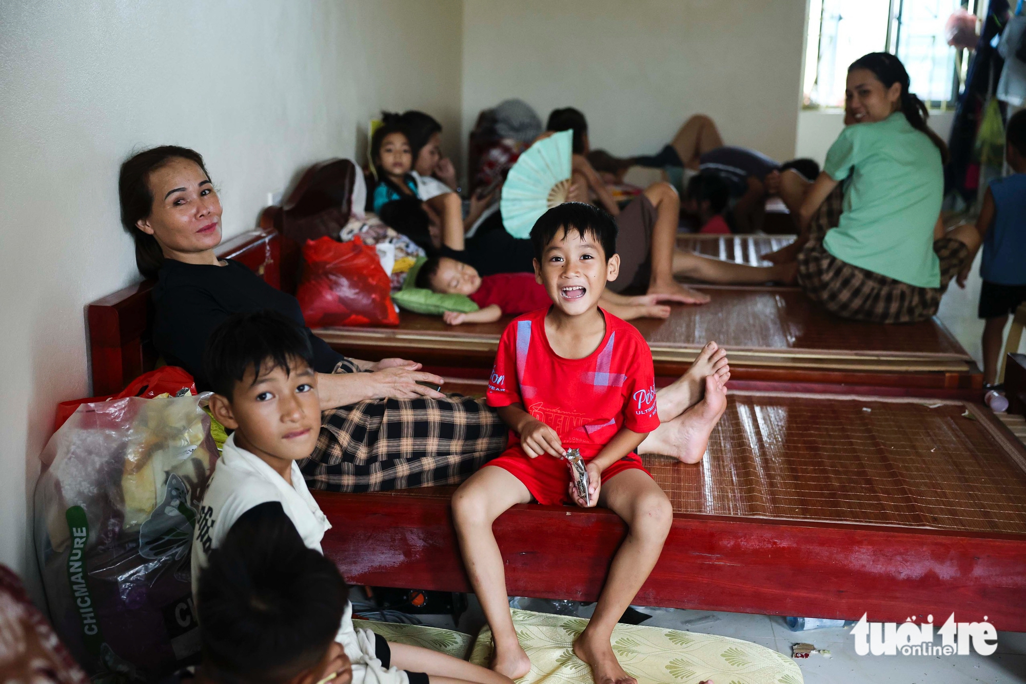 Hình ảnh người dân không thể quên ở một trong những nơi ngập lụt sâu nhất miền Trung - Ảnh 13.